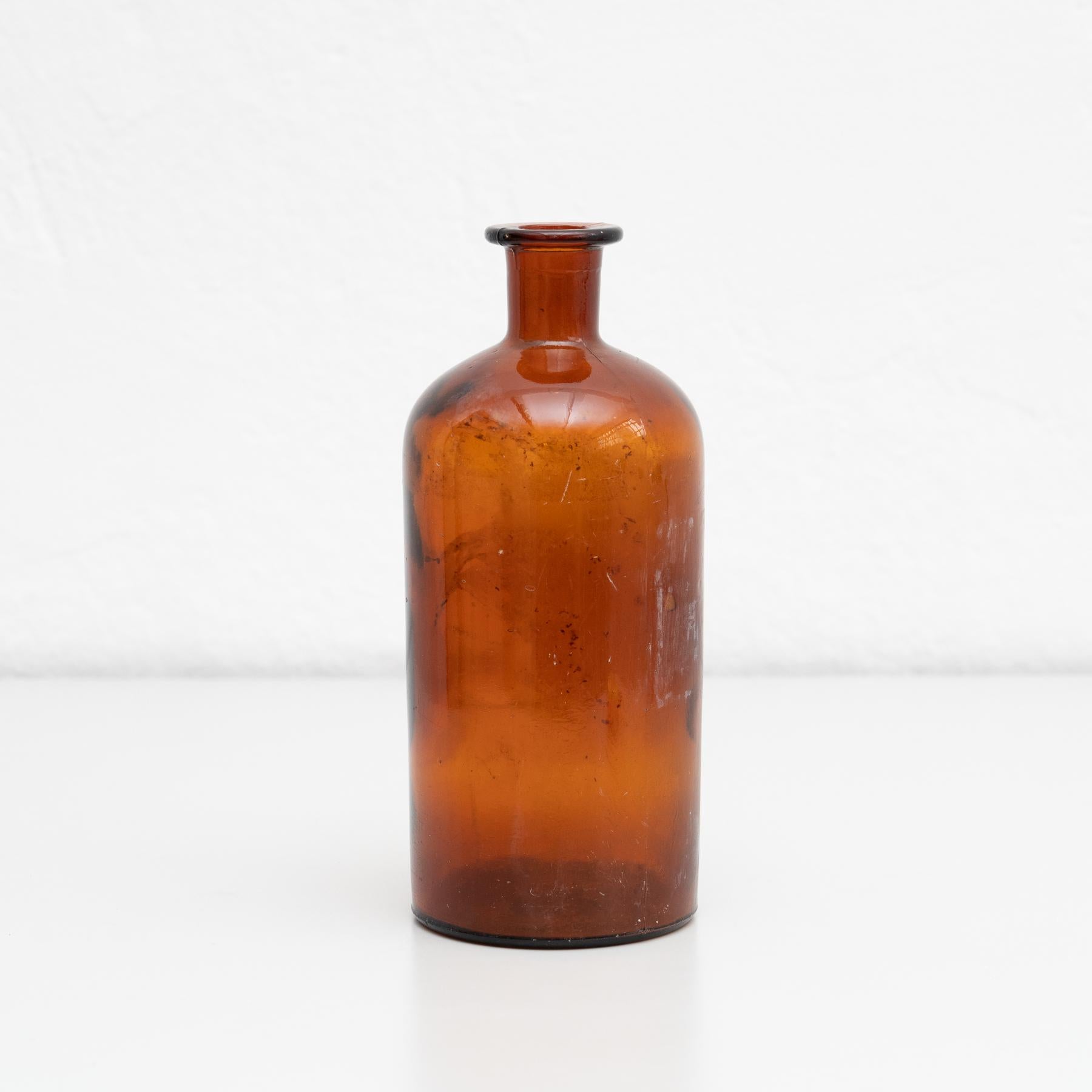 Bernsteinfarbene Apothekerglasflasche aus der Mitte des 20. Jahrhunderts im Zustand „Gut“ im Angebot in Barcelona, Barcelona