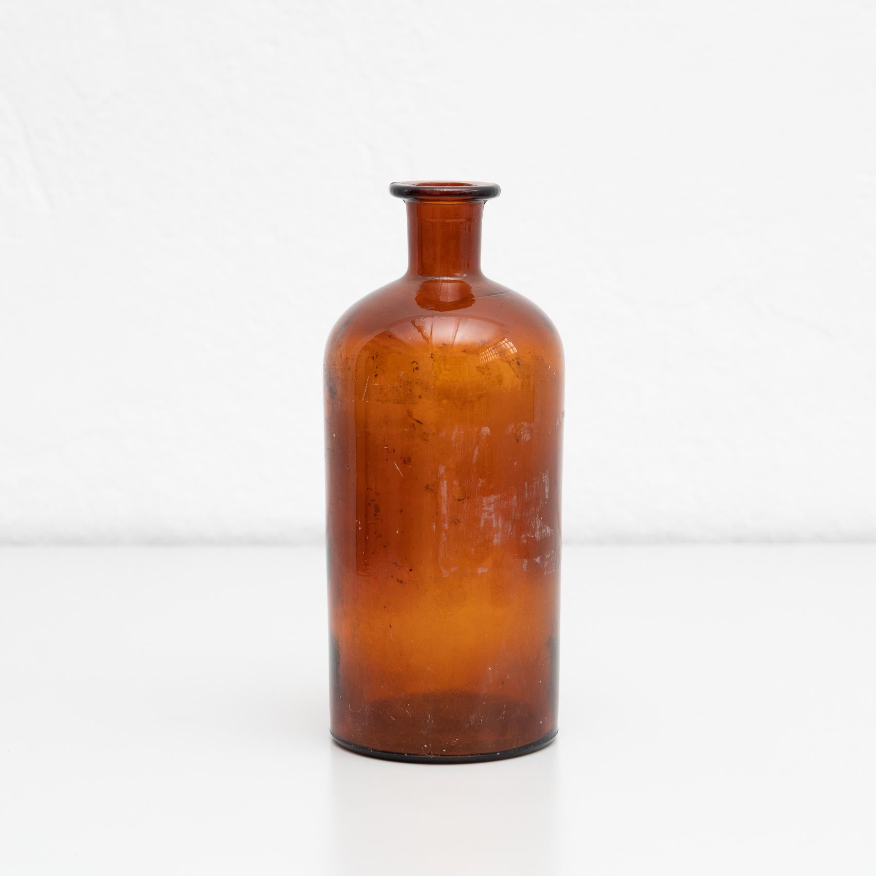 Bernsteinfarbene Apothekerglasflasche aus der Mitte des 20. Jahrhunderts (Glas) im Angebot