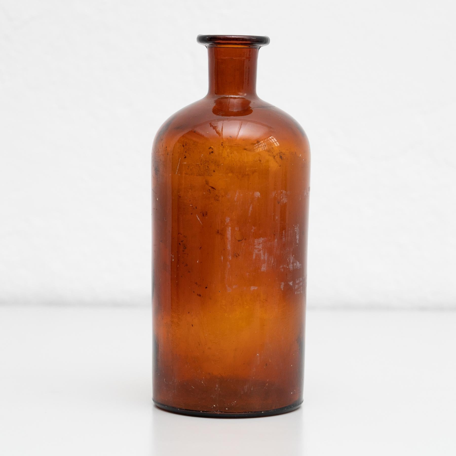 Bernsteinfarbene Apothekerglasflasche aus der Mitte des 20. Jahrhunderts im Angebot 1
