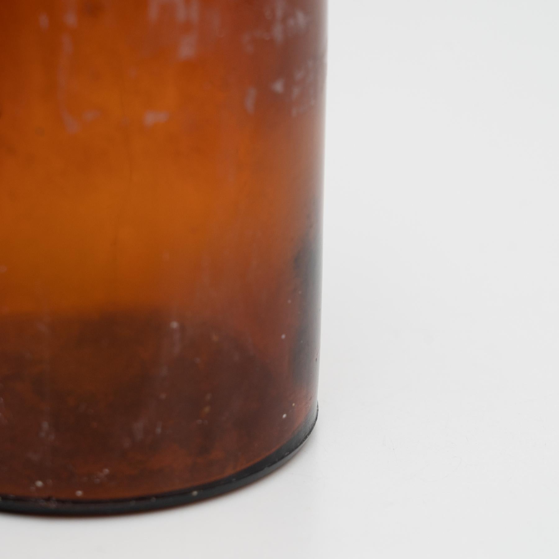 Bernsteinfarbene Apothekerglasflasche aus der Mitte des 20. Jahrhunderts im Angebot 3