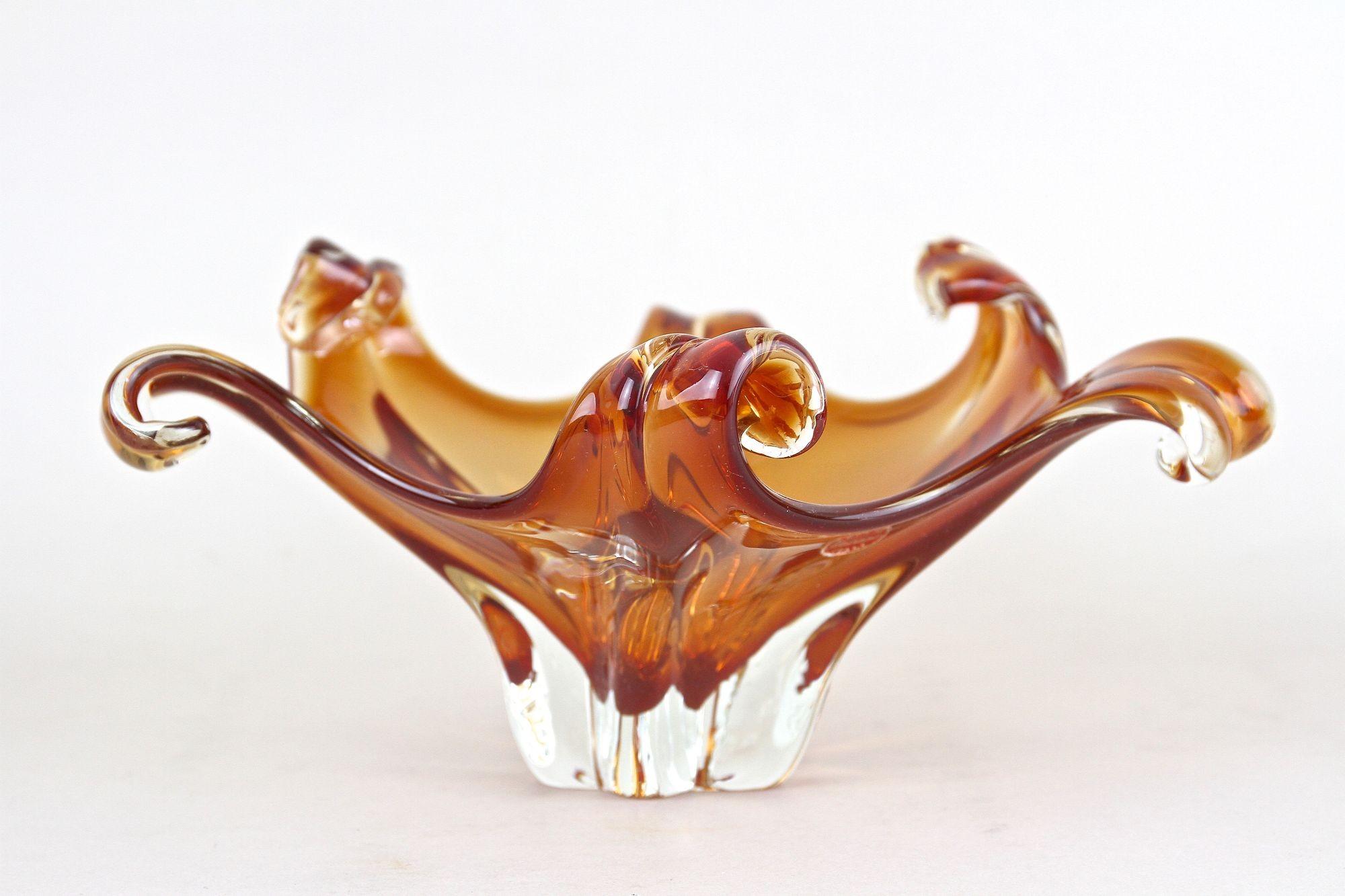 Exceptionnel bol en verre de Murano datant du milieu du siècle dernier et provenant des ateliers de renommée mondiale de Sommerso sur la petite île d'Italie. Ce bol en verre à l'allure moderne, datant des années 1960/70, rappelle une créature marine