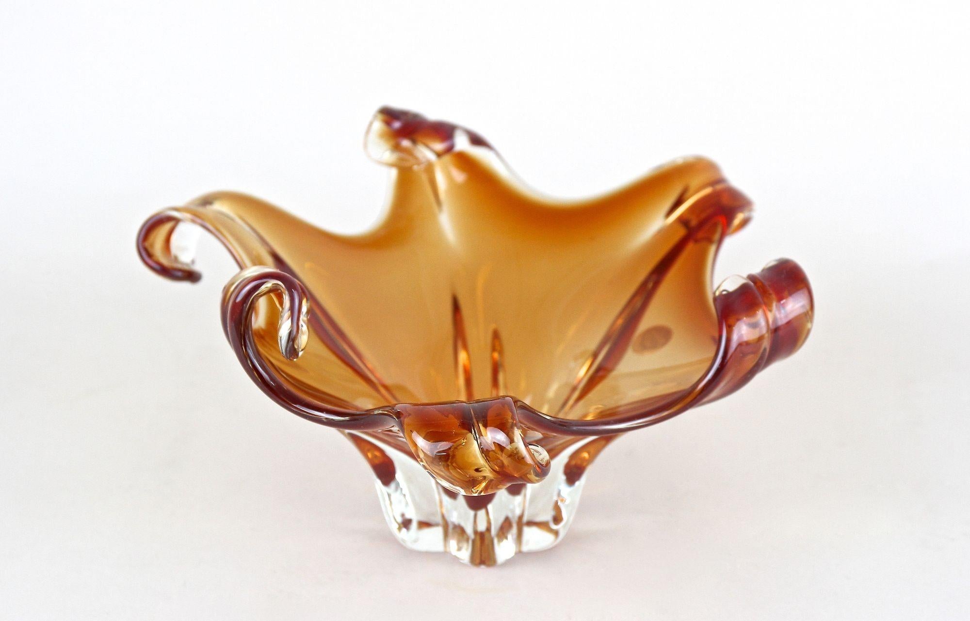 Mid-Century Modern Bol en verre de Murano de couleur ambrée du milieu du 20e siècle par Sommerso, Italie, vers 1960 en vente