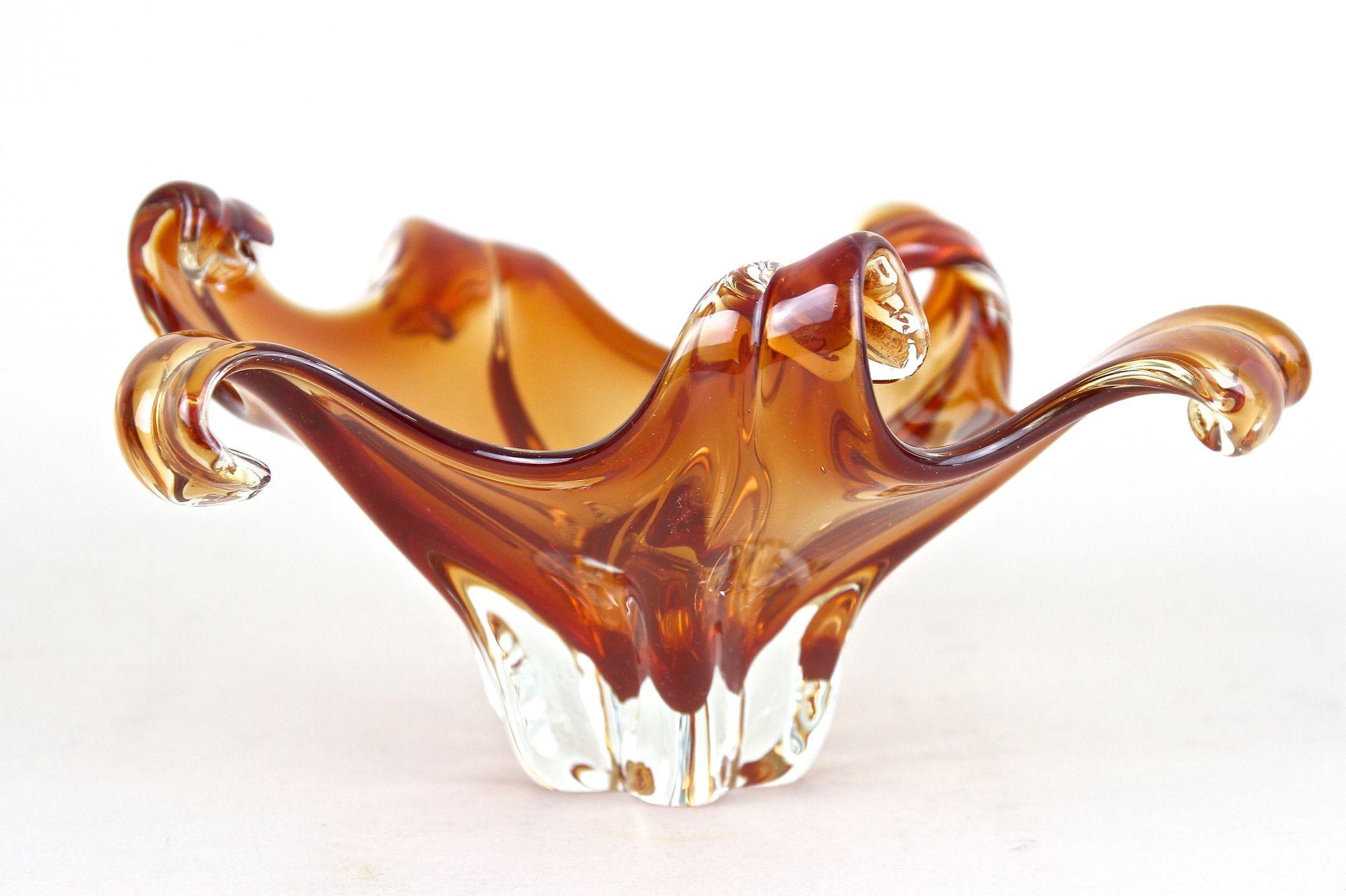 italien Bol en verre de Murano de couleur ambrée du milieu du 20e siècle par Sommerso, Italie, vers 1960 en vente