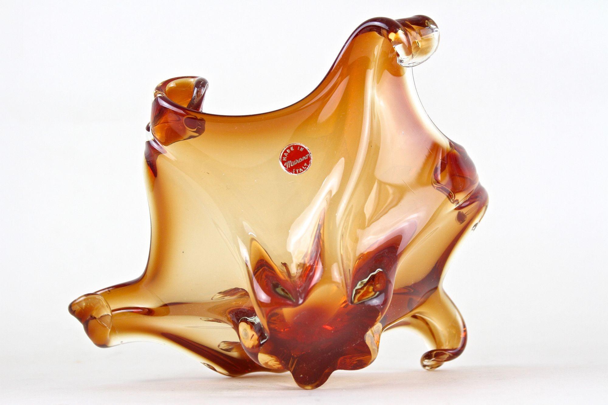 Verre de Murano Bol en verre de Murano de couleur ambrée du milieu du 20e siècle par Sommerso, Italie, vers 1960 en vente