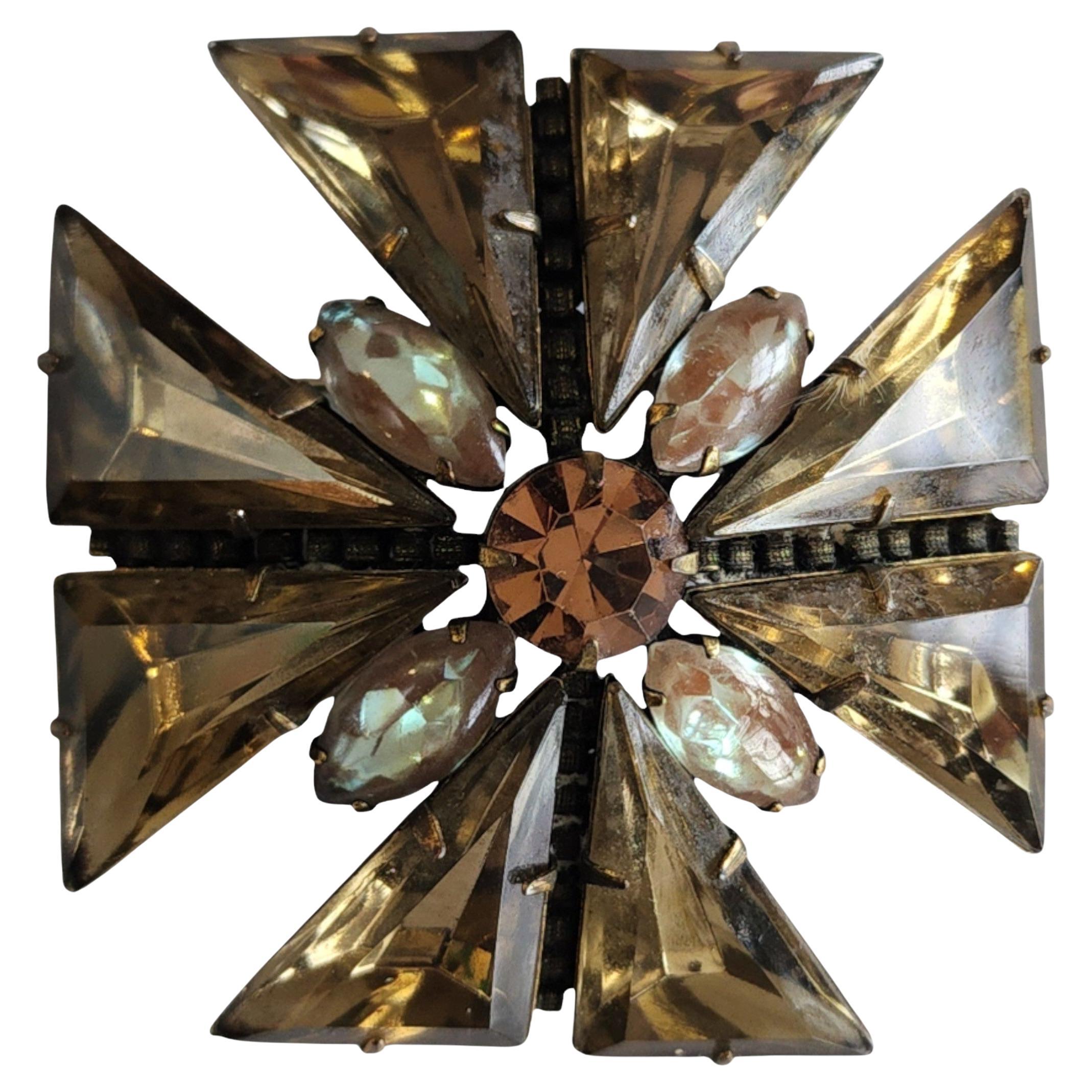 Spilla di vetro ambrato della metà del XX secolo con strass a forma di marquise e piramide in vendita