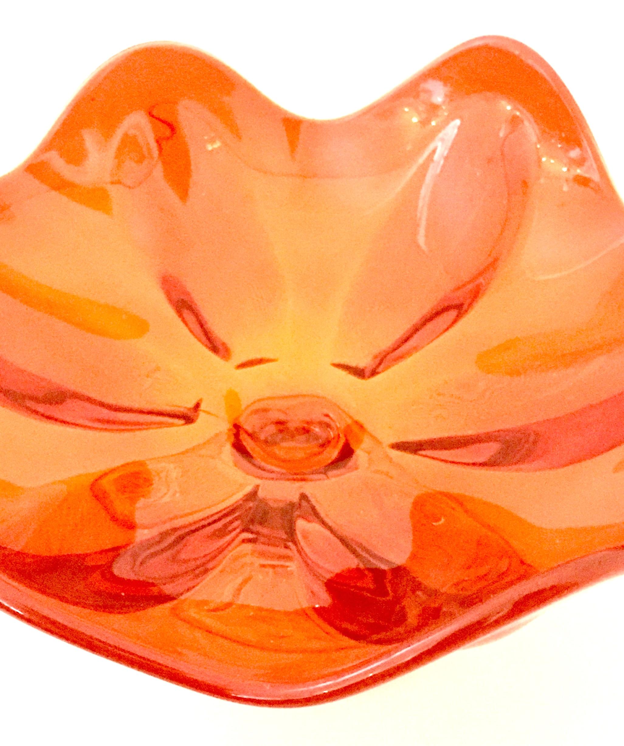 Mid-20th Century Amberina Art Glass Footed Pedestal Ruffle Center Bowl In Good Condition In West Palm Beach, FL