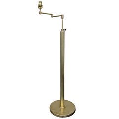 Lampadaire en laiton américain du milieu du 20e siècle avec bras pivotant:: vers 1970