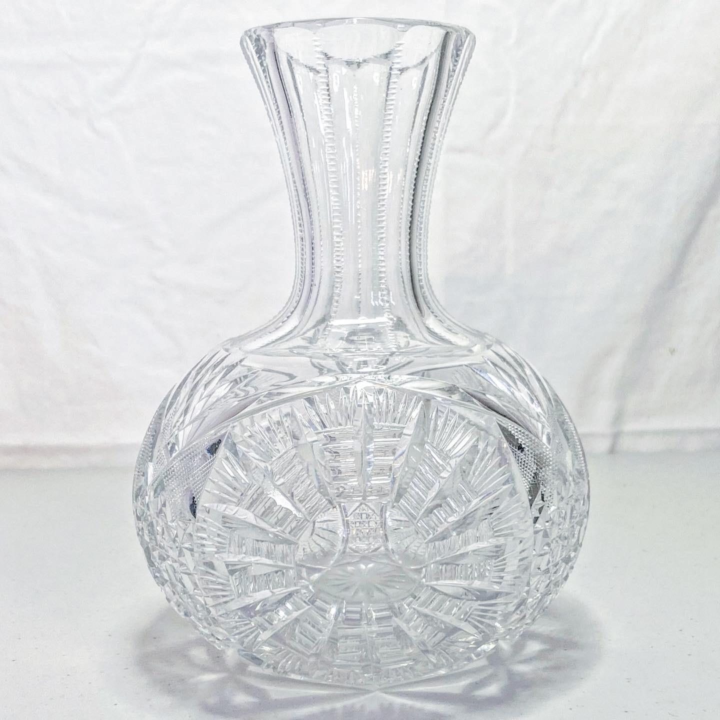 Excellente carafe en verre de cristal avec des motifs de taille brillante gravés sur toute la surface.
 