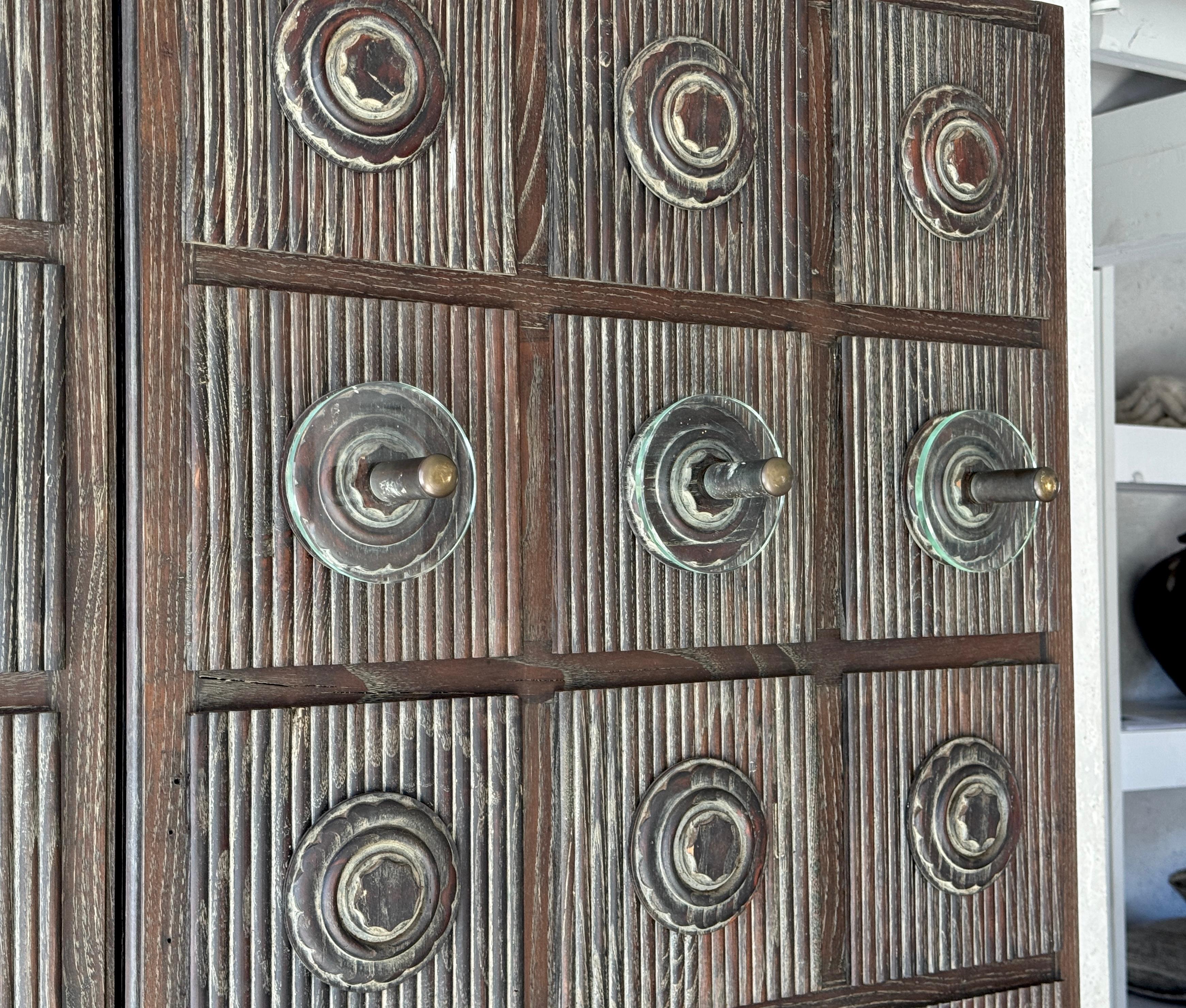 Armoire Brutaliste Américaine du milieu du 20ème siècle Chêne/Glass/Bronze Knob en vente 3