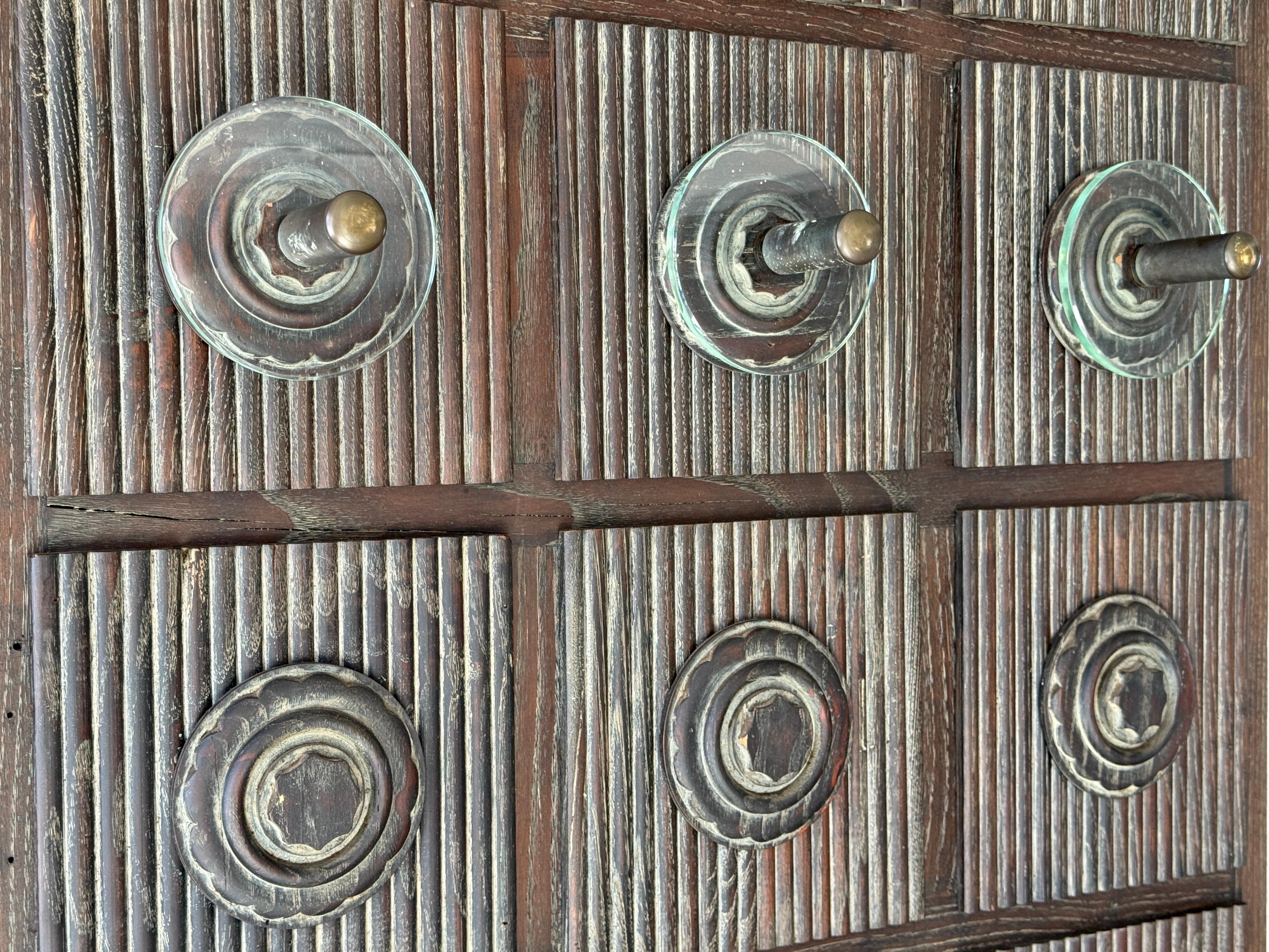 Armoire Brutaliste Américaine du milieu du 20ème siècle Chêne/Glass/Bronze Knob en vente 4