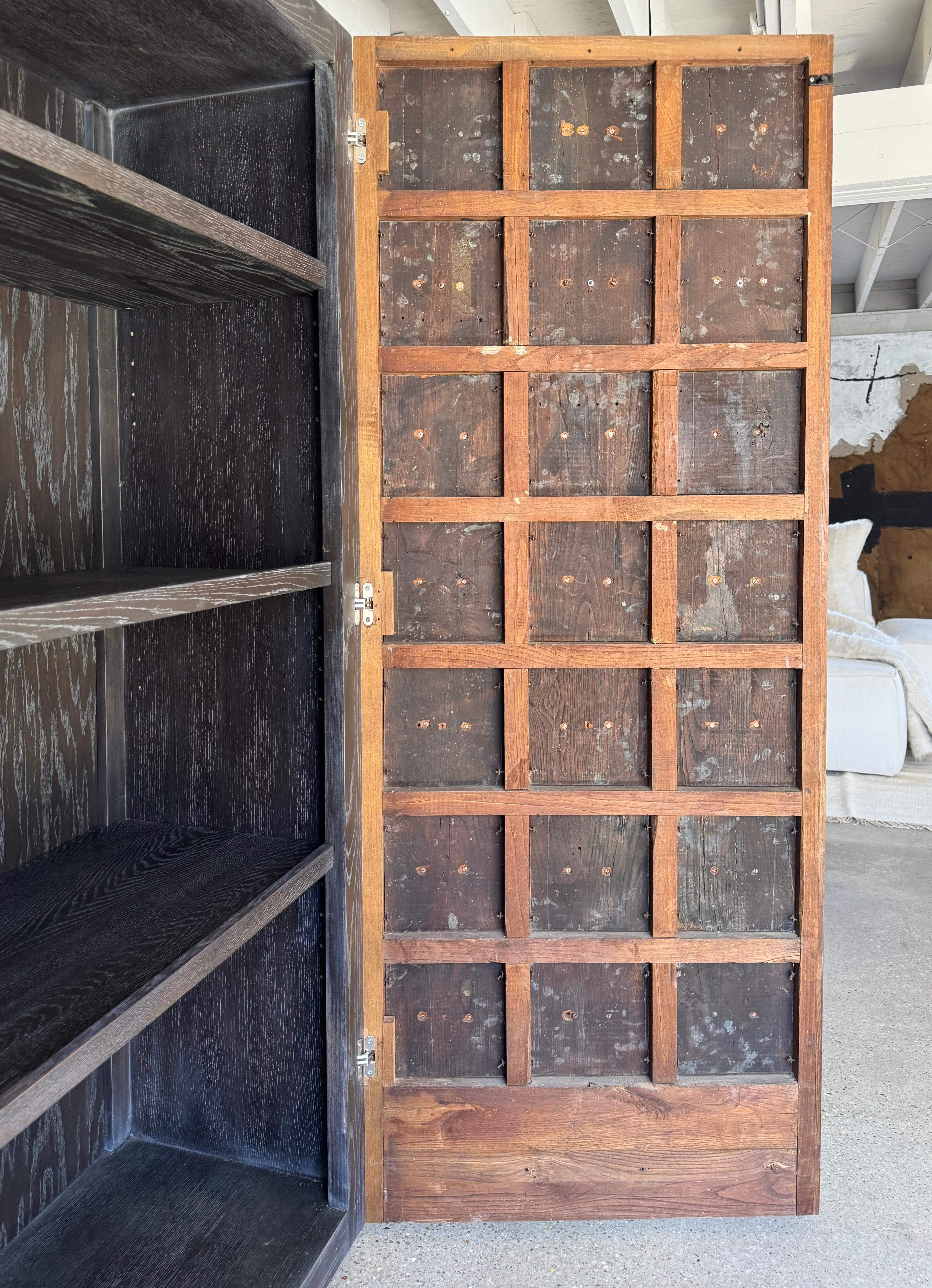 Armoire Brutaliste Américaine du milieu du 20ème siècle Chêne/Glass/Bronze Knob en vente 6