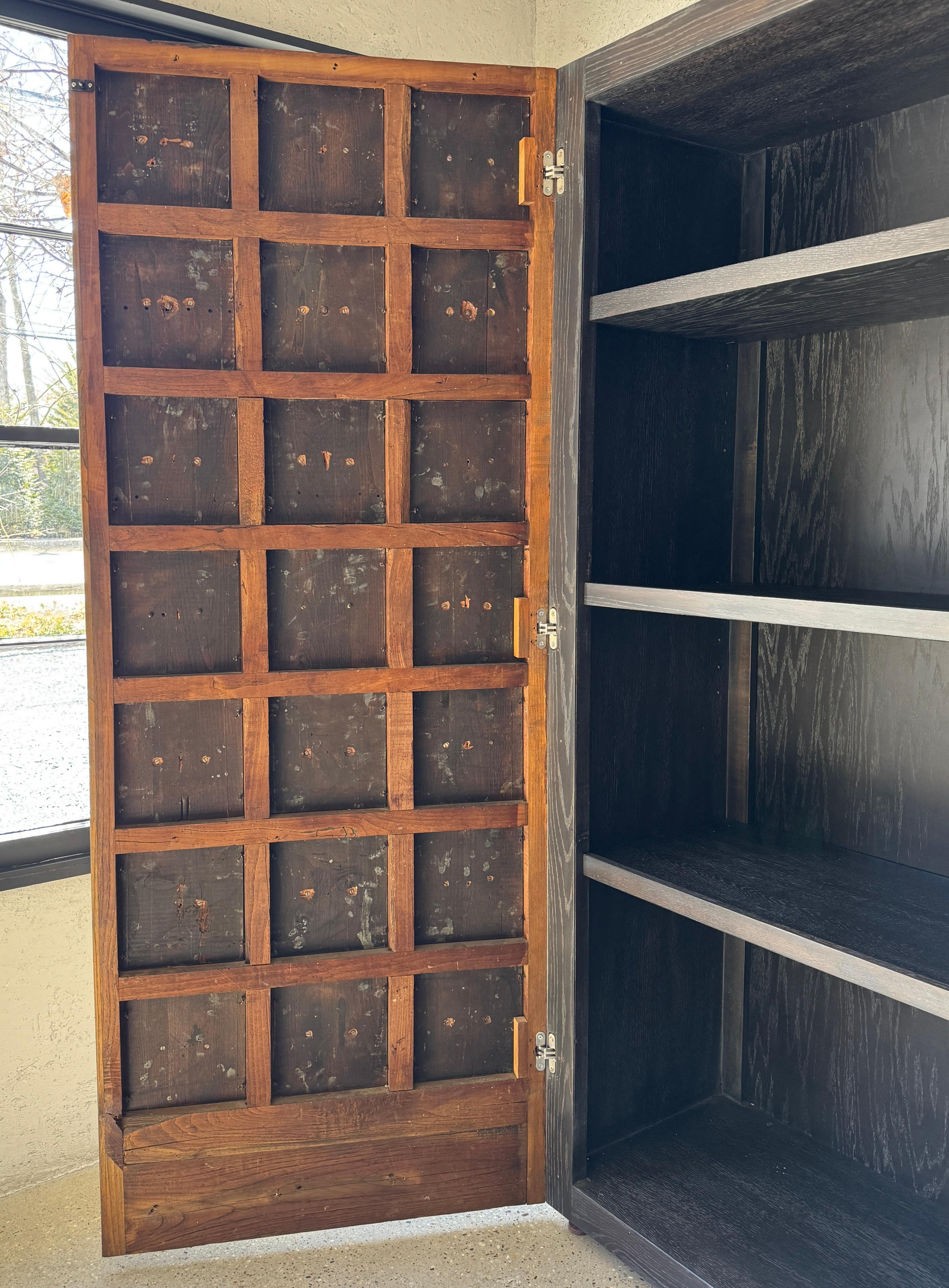 Armoire Brutaliste Américaine du milieu du 20ème siècle Chêne/Glass/Bronze Knob en vente 7
