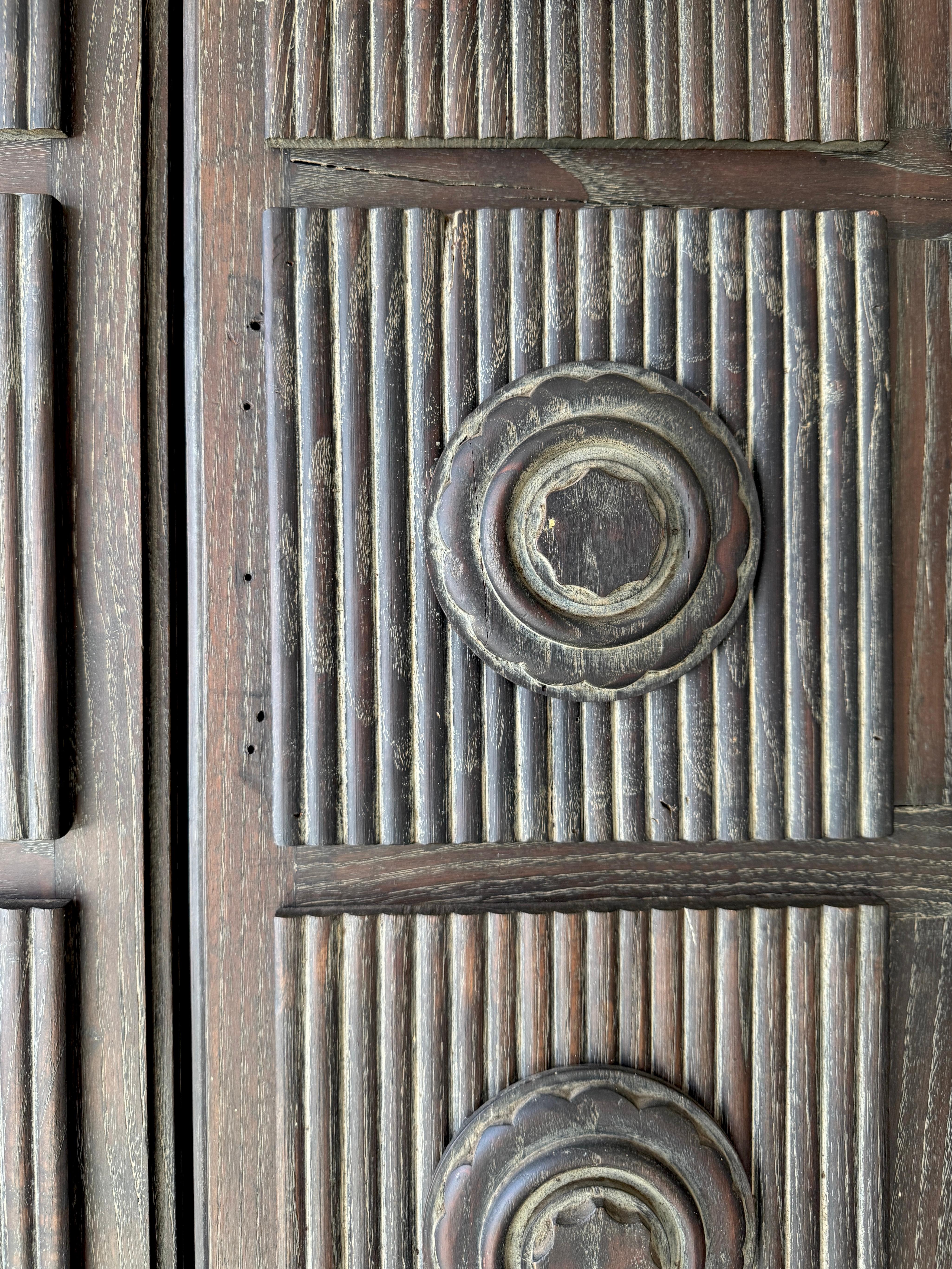 Armoire Brutaliste Américaine du milieu du 20ème siècle Chêne/Glass/Bronze Knob en vente 8