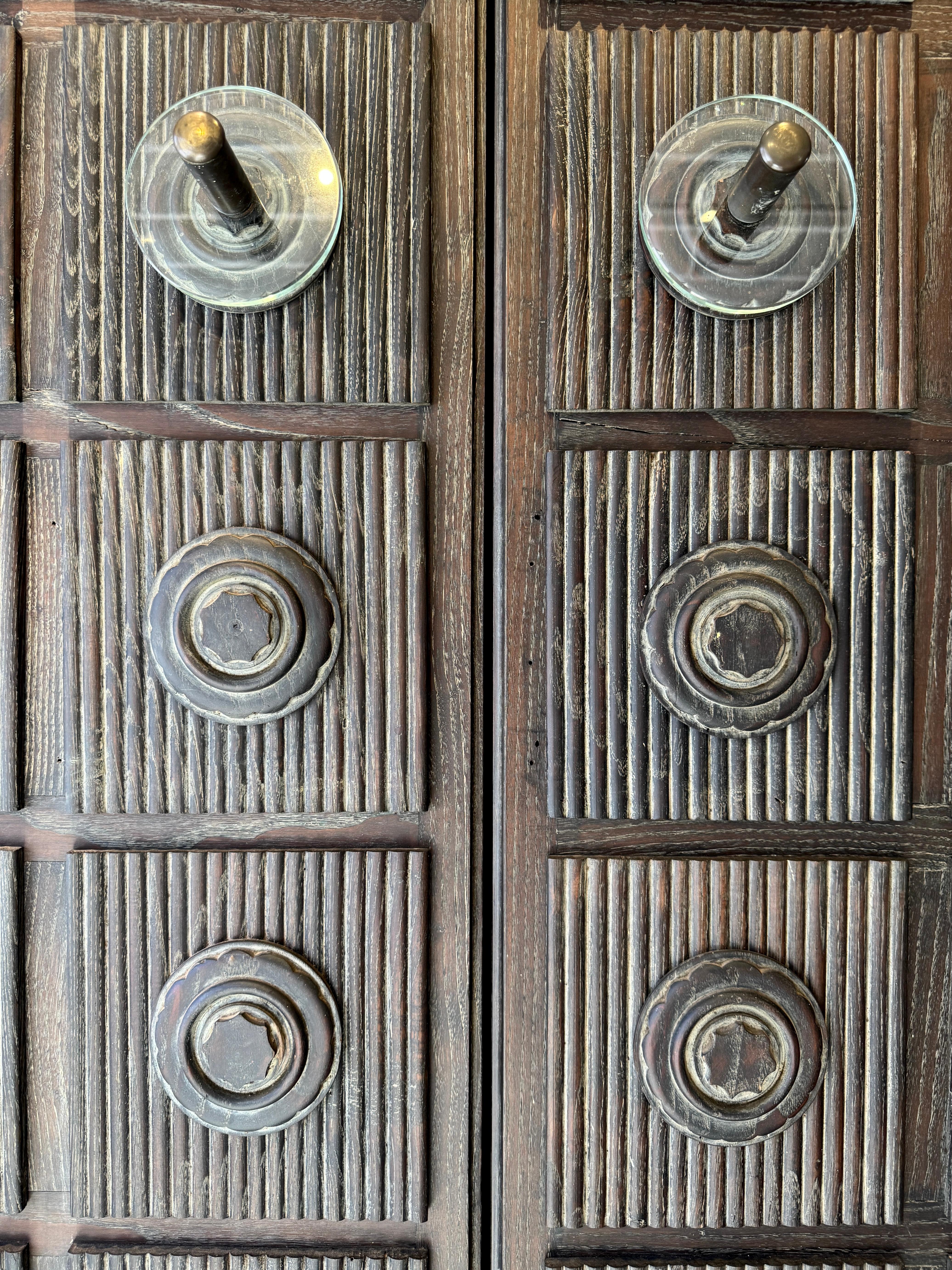 Armoire Brutaliste Américaine du milieu du 20ème siècle Chêne/Glass/Bronze Knob en vente 10