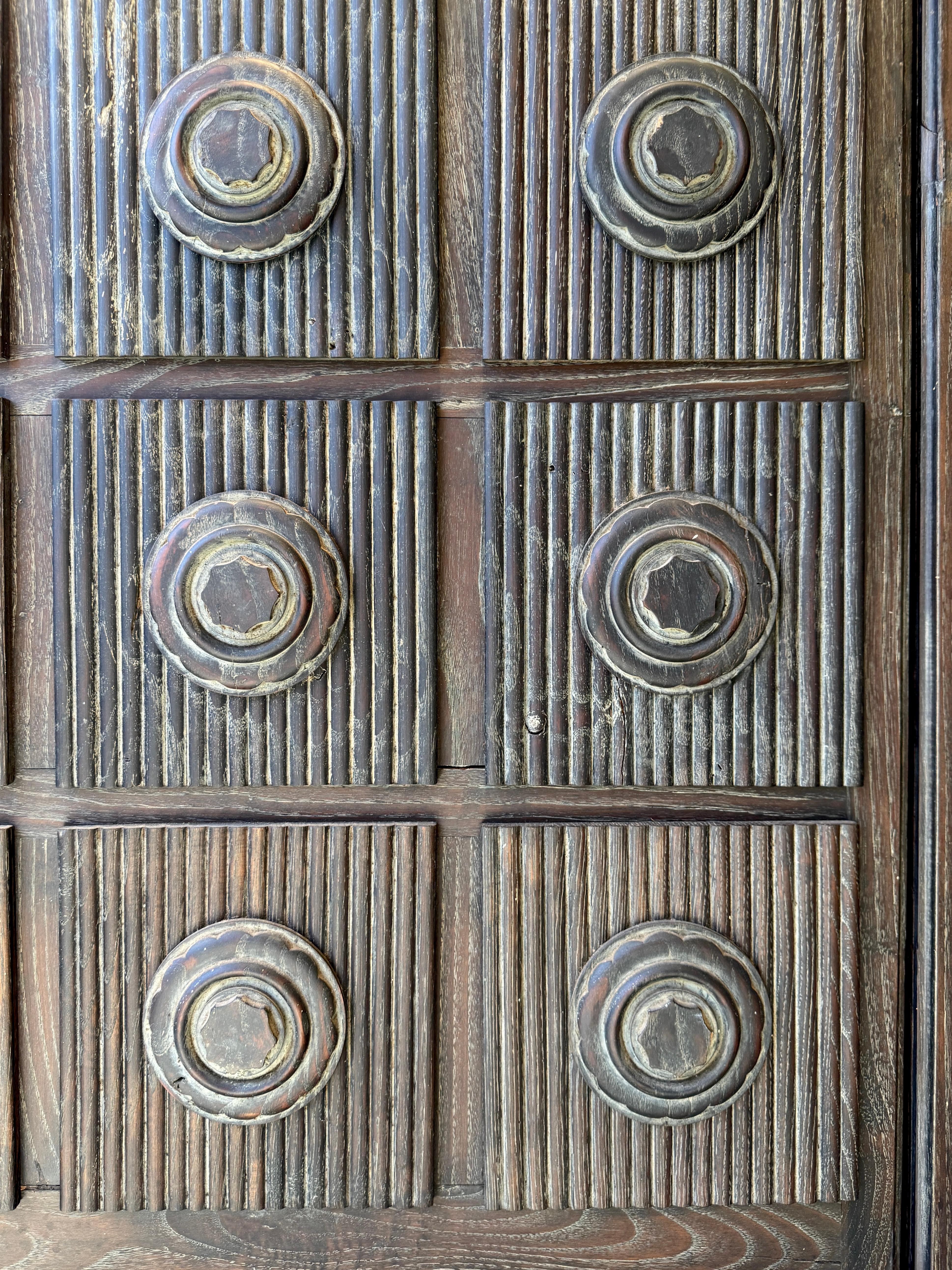 Armoire Brutaliste Américaine du milieu du 20ème siècle Chêne/Glass/Bronze Knob en vente 11