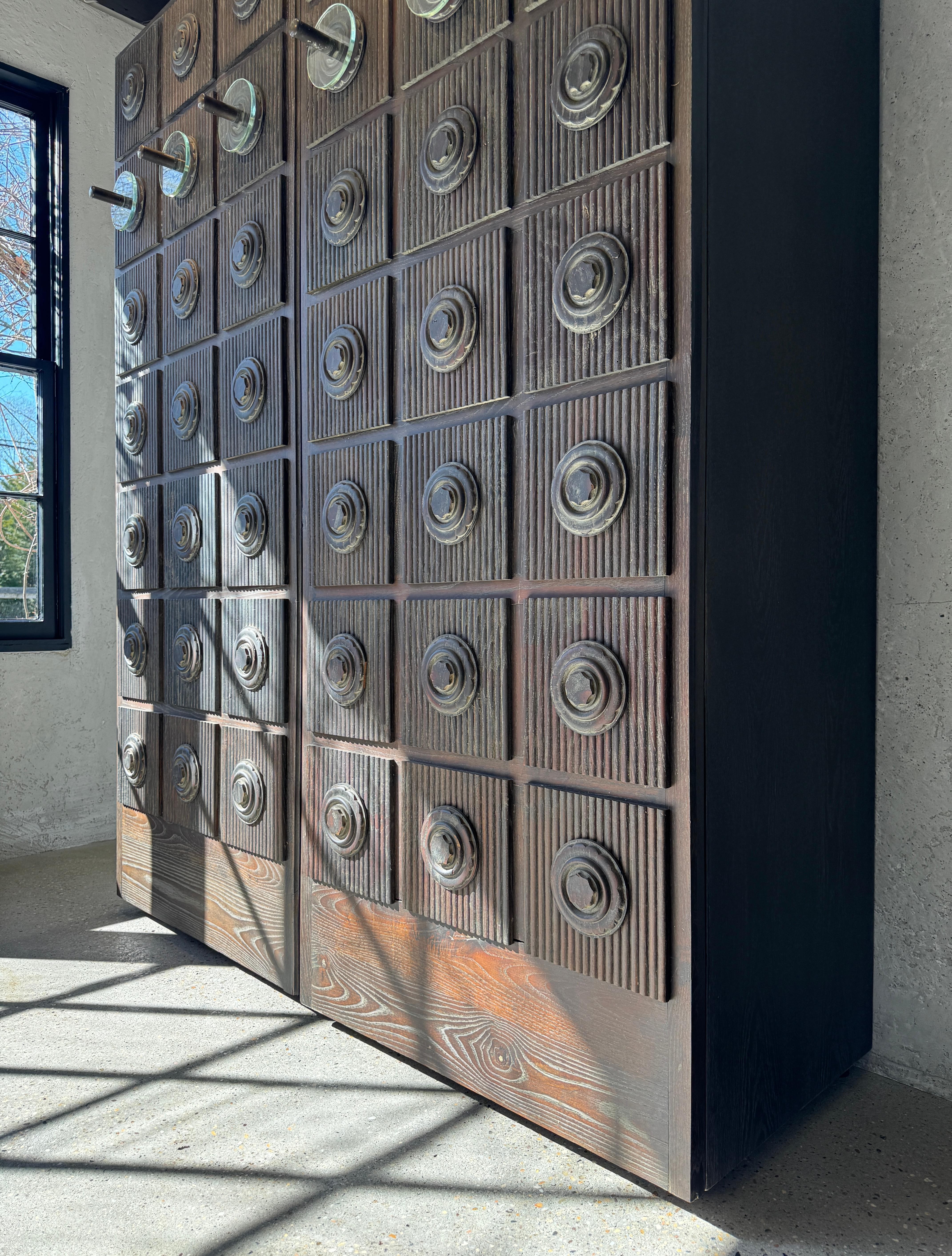 Brutalisme Armoire Brutaliste Américaine du milieu du 20ème siècle Chêne/Glass/Bronze Knob en vente