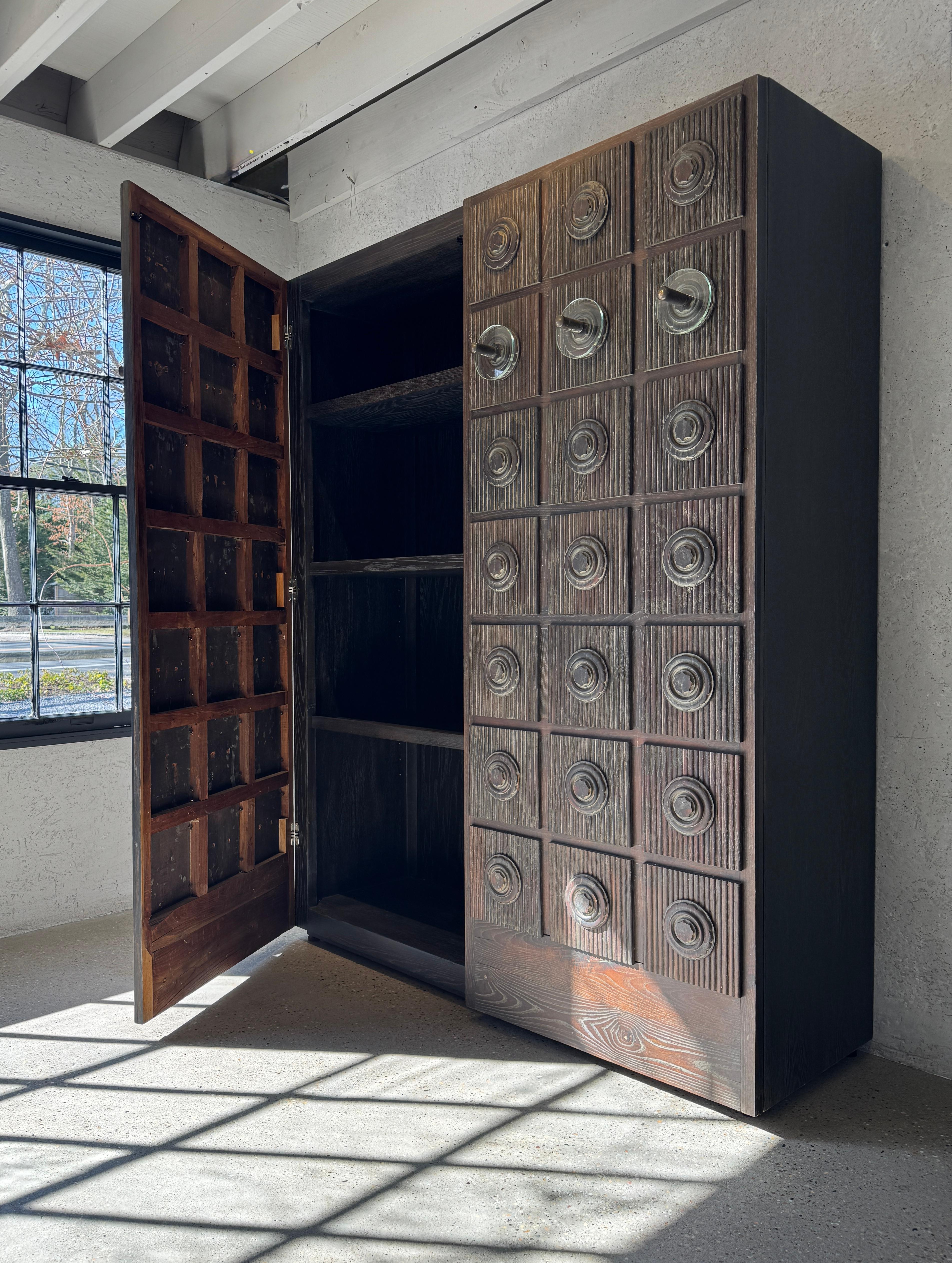 Sculpté à la main Armoire Brutaliste Américaine du milieu du 20ème siècle Chêne/Glass/Bronze Knob en vente