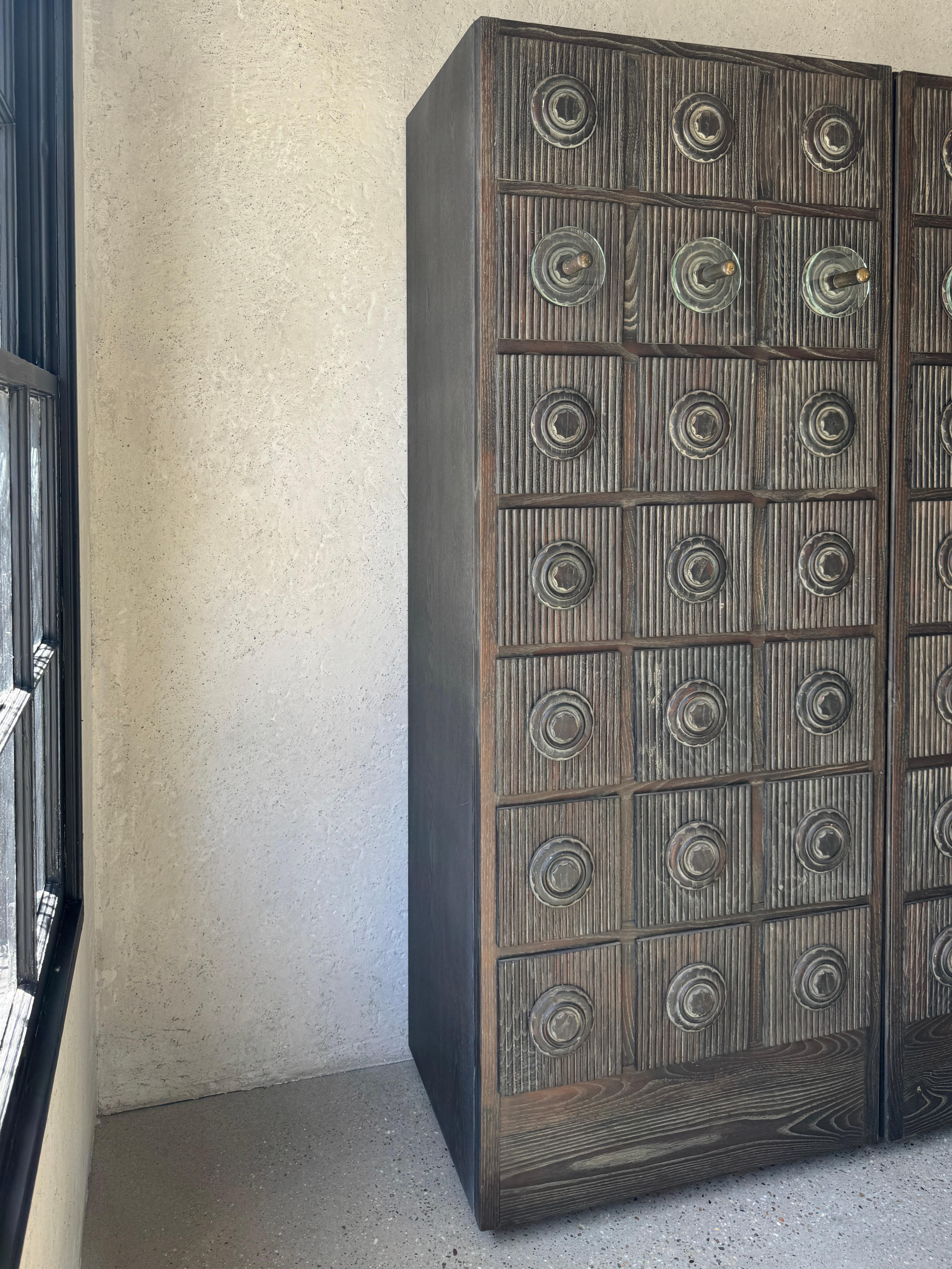 20ième siècle Armoire Brutaliste Américaine du milieu du 20ème siècle Chêne/Glass/Bronze Knob en vente