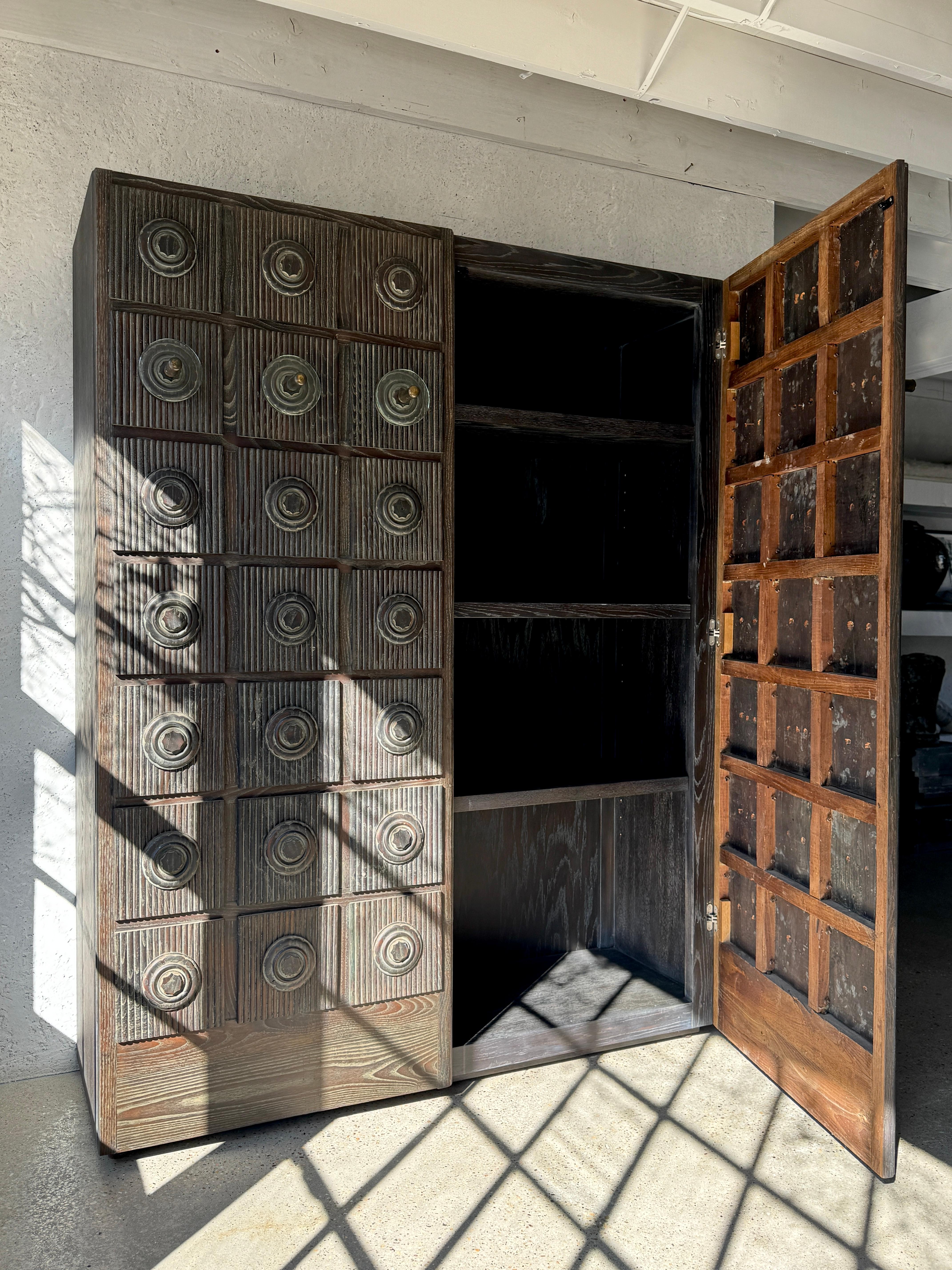 Verre Armoire Brutaliste Américaine du milieu du 20ème siècle Chêne/Glass/Bronze Knob en vente