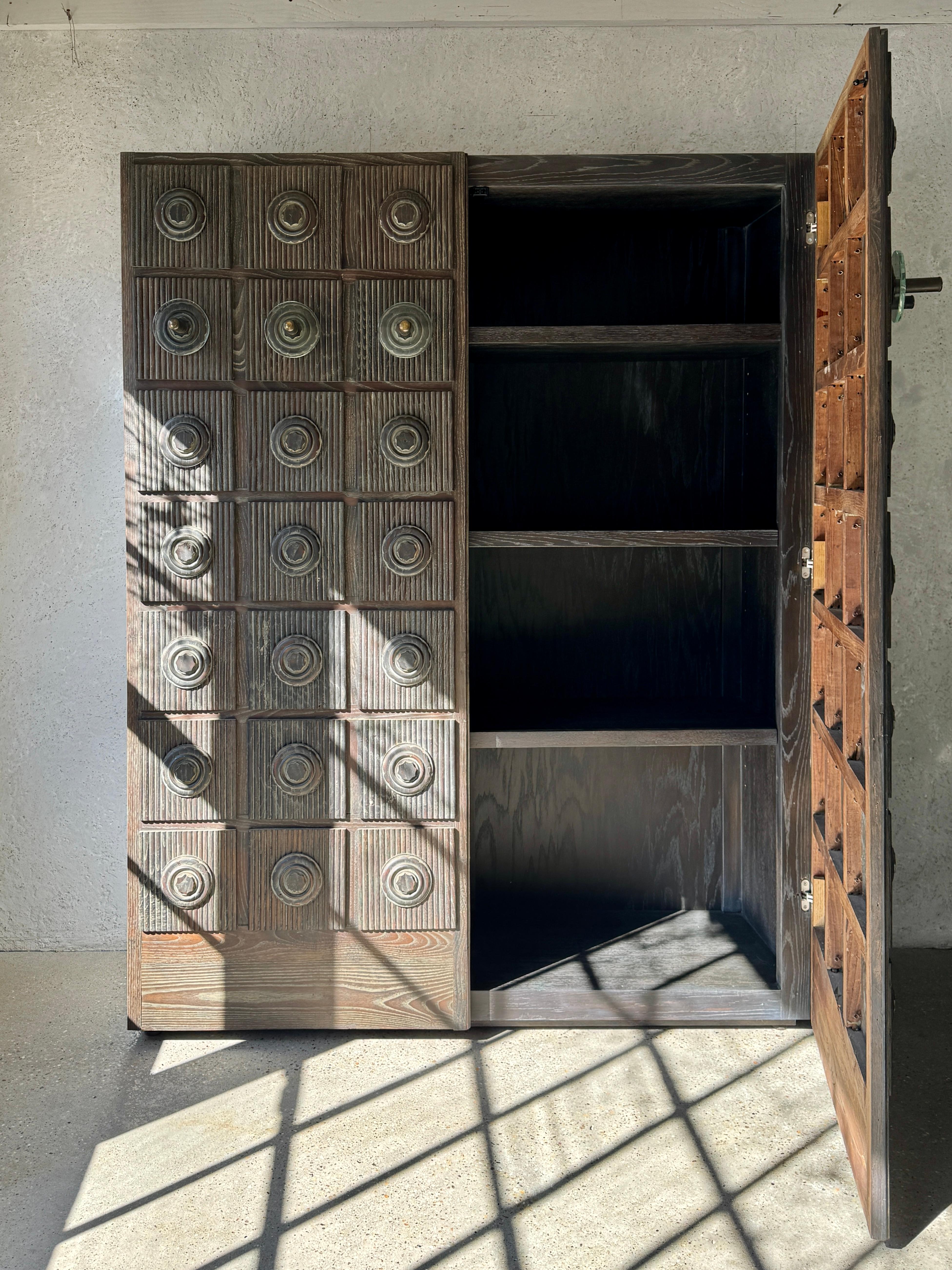 Armoire Brutaliste Américaine du milieu du 20ème siècle Chêne/Glass/Bronze Knob en vente 1