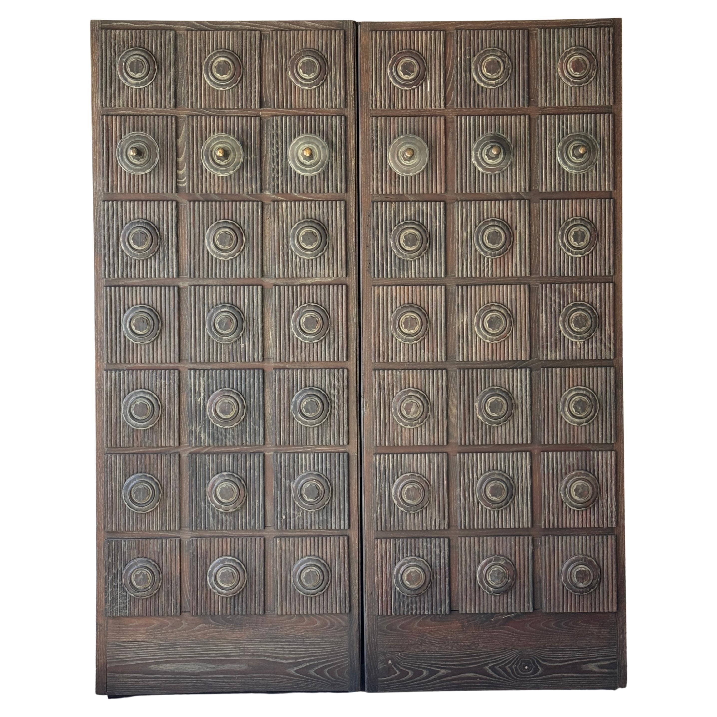 Armoire Brutaliste Américaine du milieu du 20ème siècle Chêne/Glass/Bronze Knob en vente