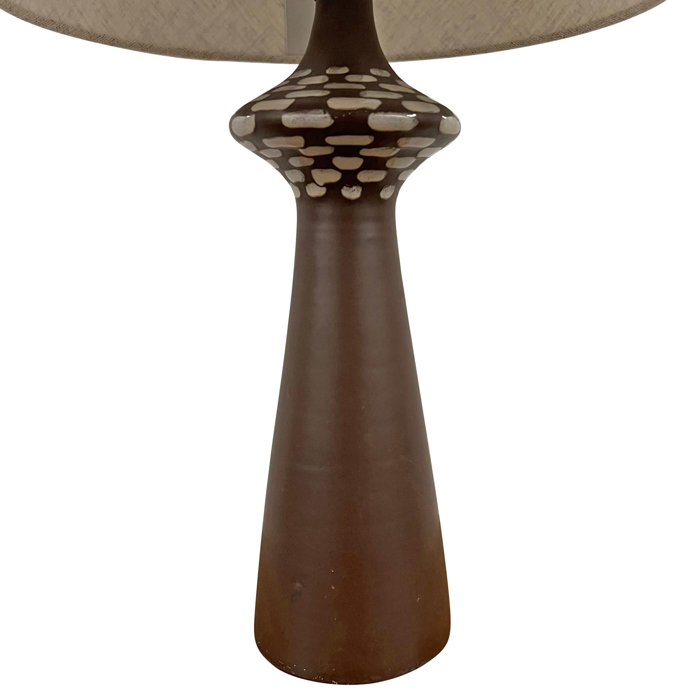 Lampe de table en céramique américaine du milieu du XXe siècle Bon état - En vente à Chicago, IL