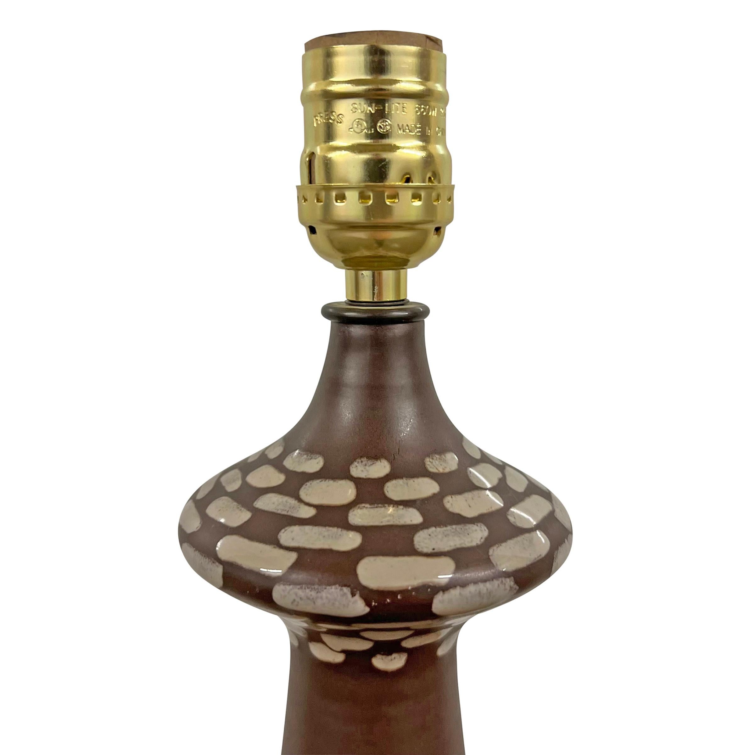 Lampe de table en céramique américaine du milieu du XXe siècle en vente 2