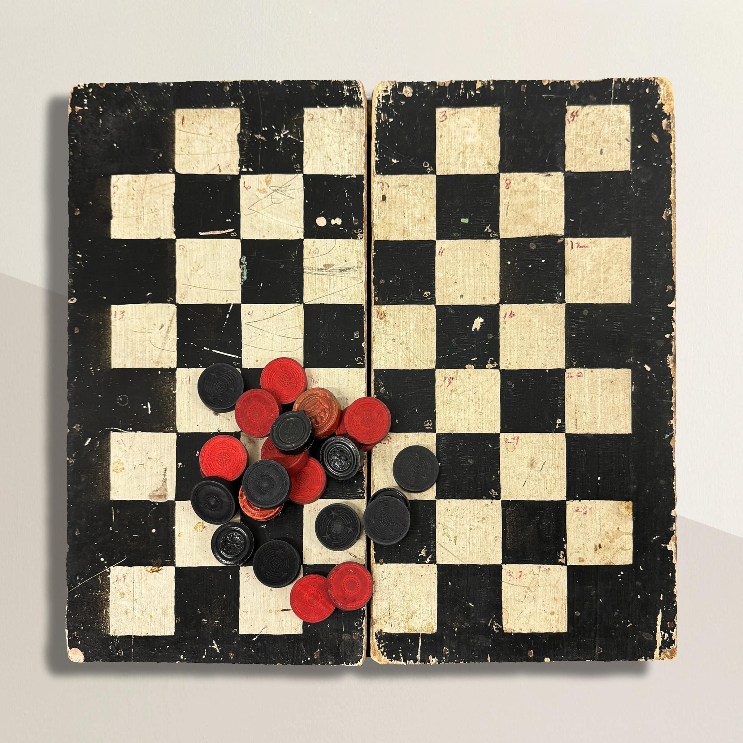 Esta caja de tablero de juego de madera estadounidense de mediados del siglo XX es tan encantadora como versátil, y ofrece entretenimiento atemporal en un diseño compacto y apto para viajar. Hecha de madera con una rica pátina, la caja se abre para