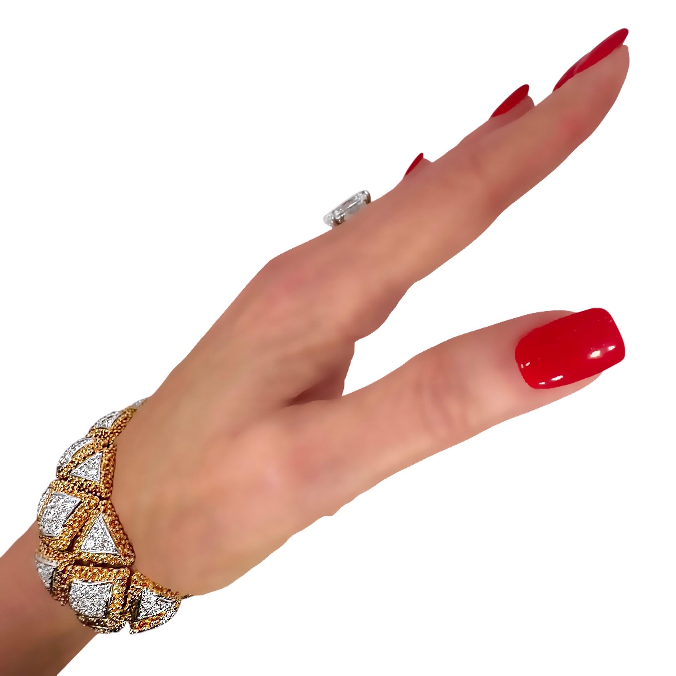 Bracelet glamour en or 18 carats avec 10 carats de diamants scintillants du milieu du 20e siècle en vente 5