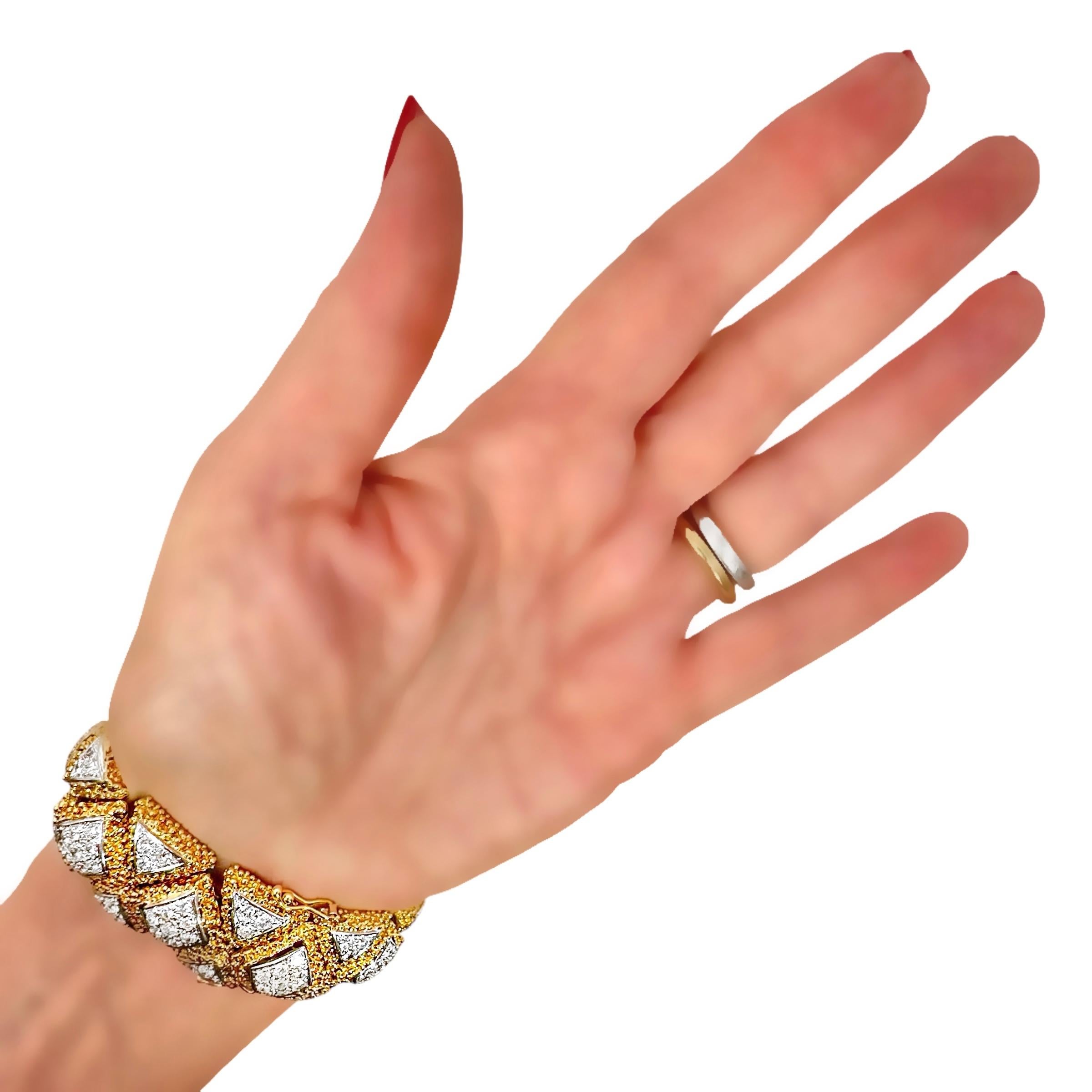 Bracelet glamour en or 18 carats avec 10 carats de diamants scintillants du milieu du 20e siècle en vente 6