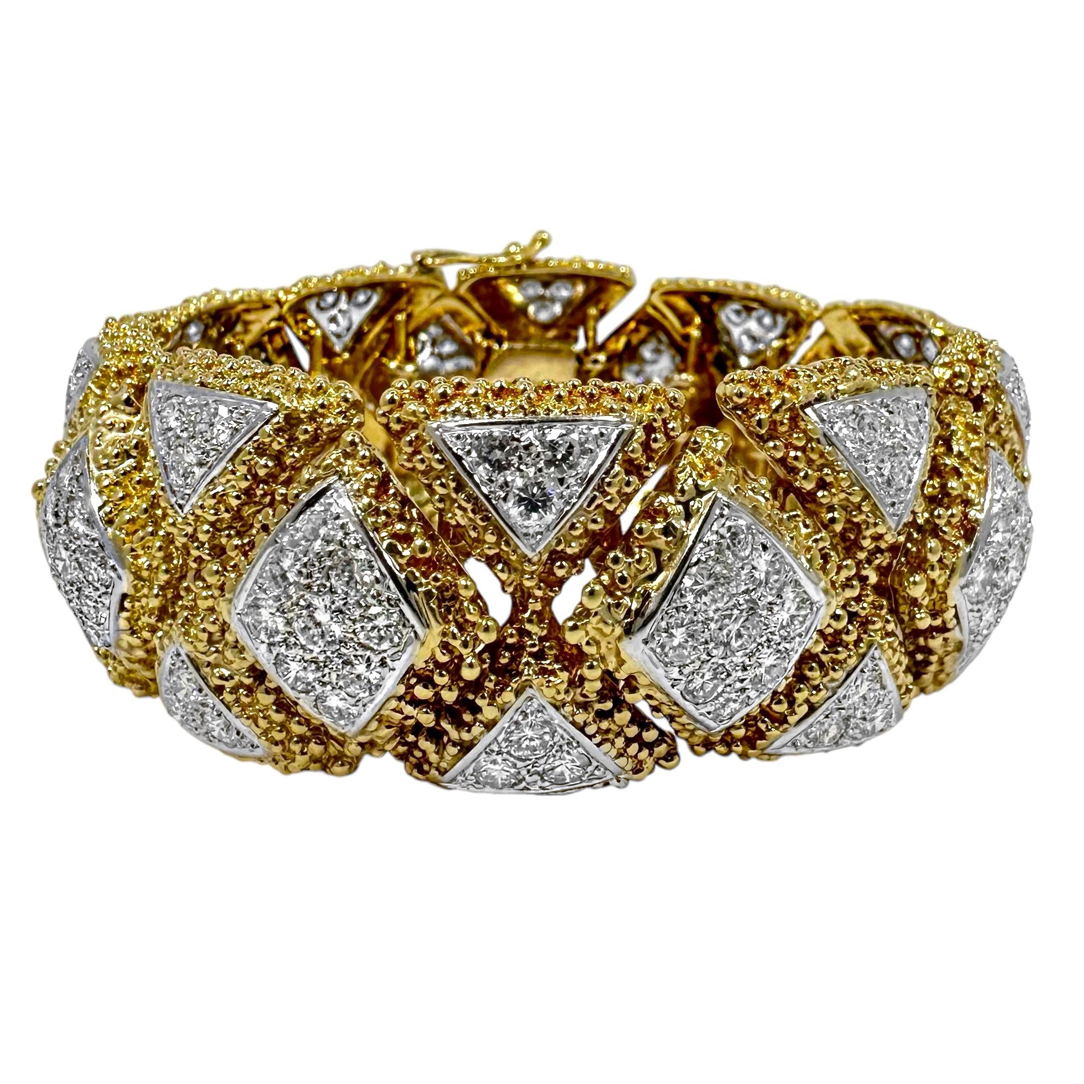 Cette luxueuse création des années 1960 en or jaune et blanc 18 carats est tout aussi avant-gardiste et merveilleuse aujourd'hui qu'elle l'était lorsqu'elle a été fabriquée il y a plusieurs décennies. Un total de 150 diamants ronds modernes de