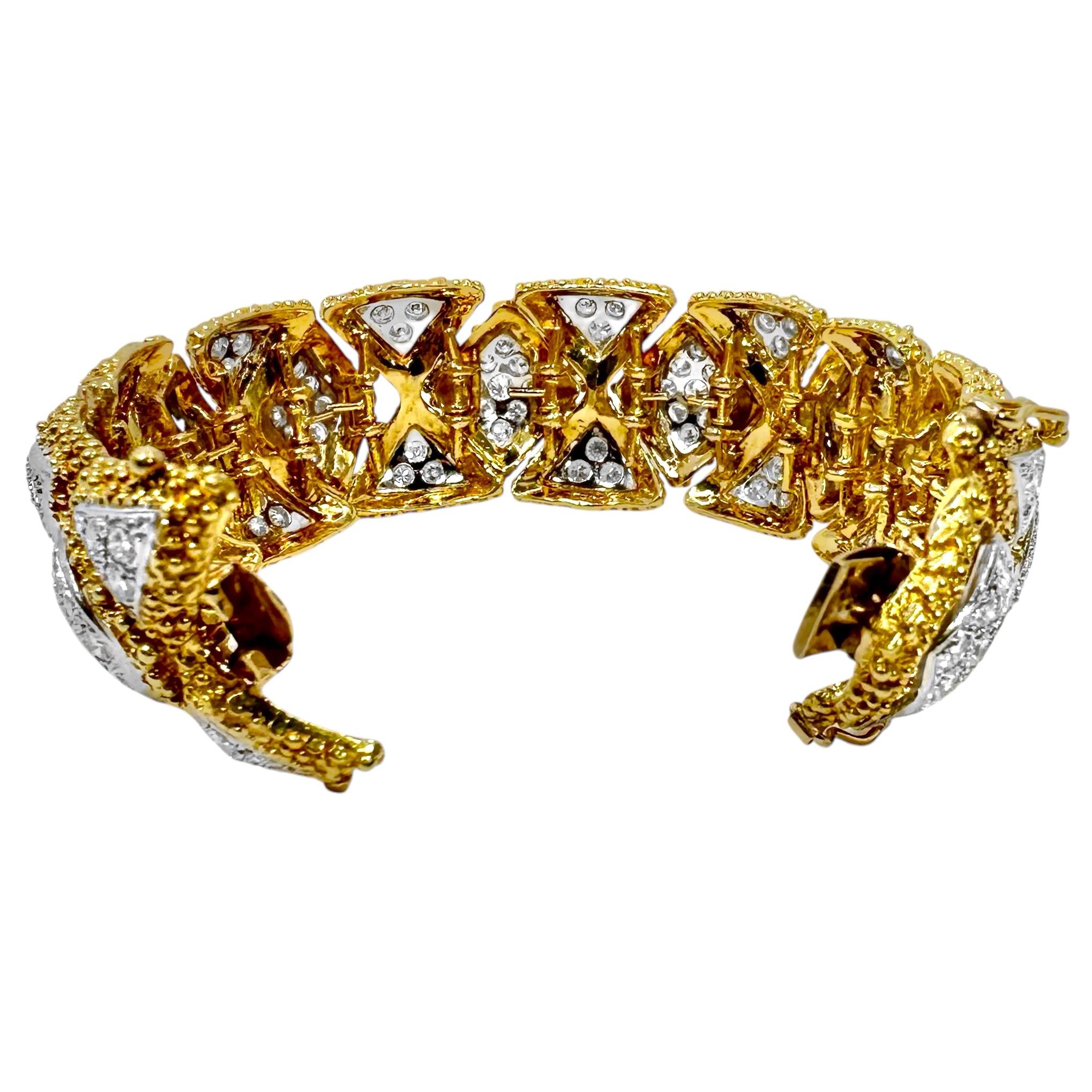 Bracelet glamour en or 18 carats avec 10 carats de diamants scintillants du milieu du 20e siècle Bon état - En vente à Palm Beach, FL