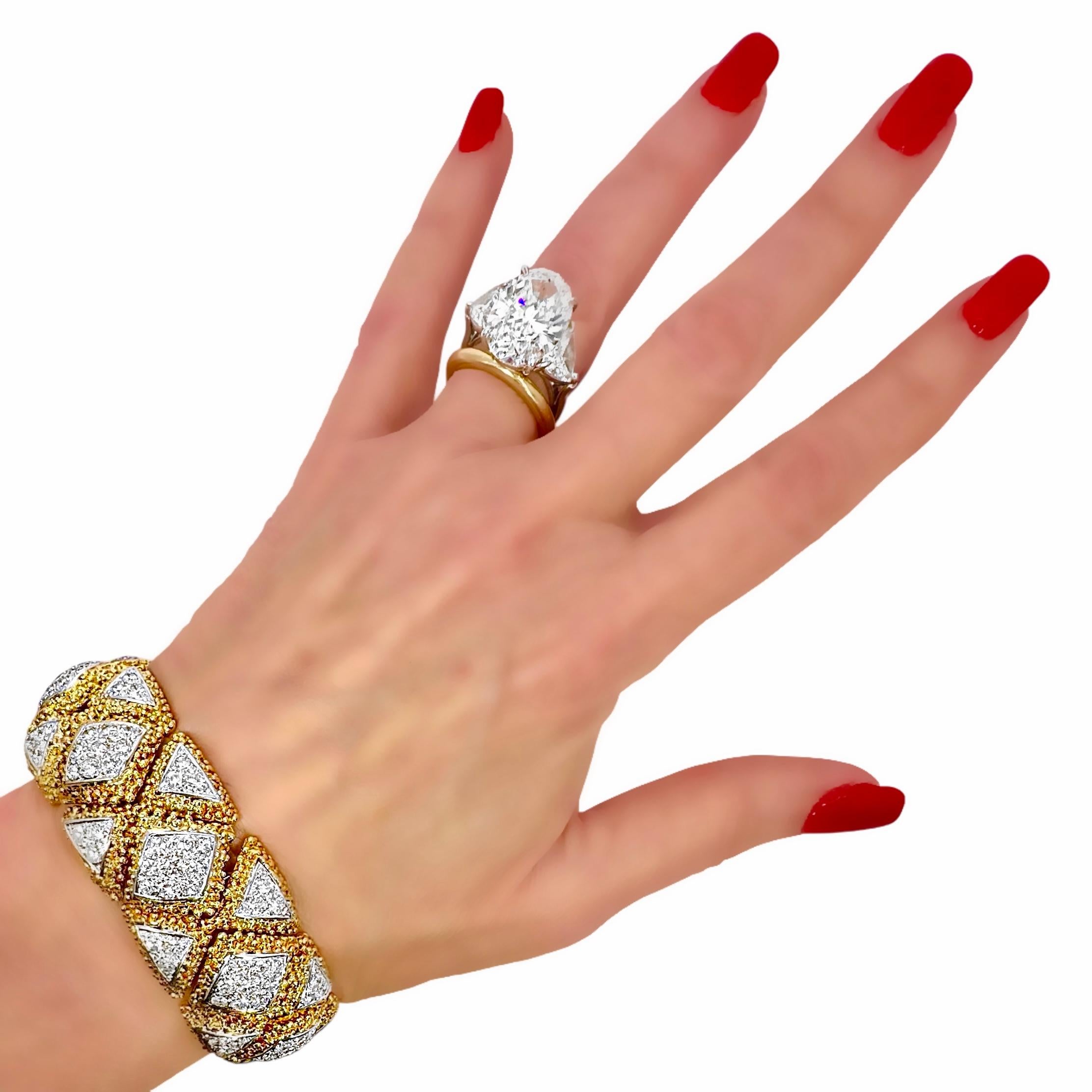 Bracelet glamour en or 18 carats avec 10 carats de diamants scintillants du milieu du 20e siècle en vente 3