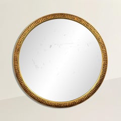 Espejo con marco de madera dorada de clave griega americana de mediados del siglo XX