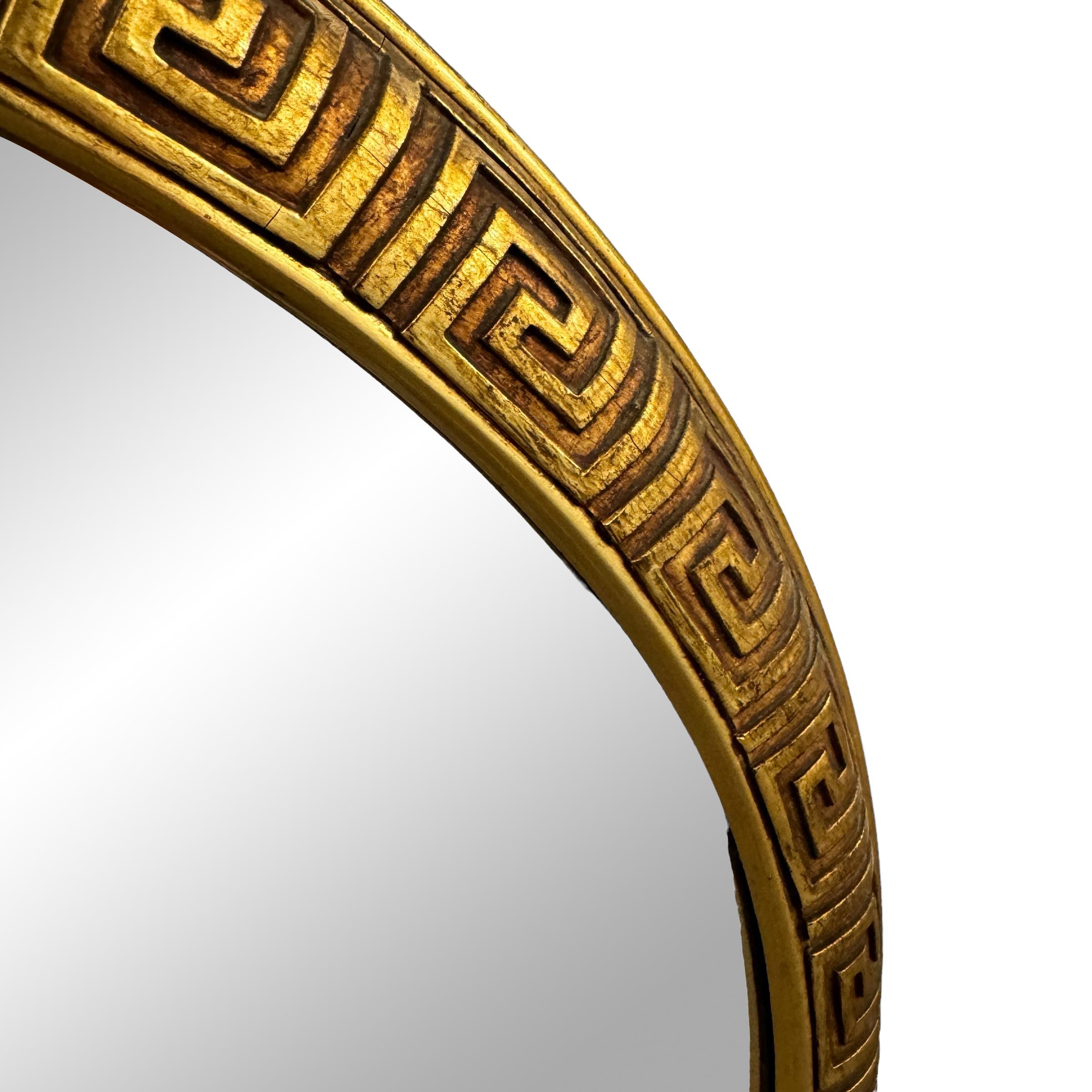 Miroir encadré en bois doré avec clé grecque, milieu du 20e siècle en vente 1