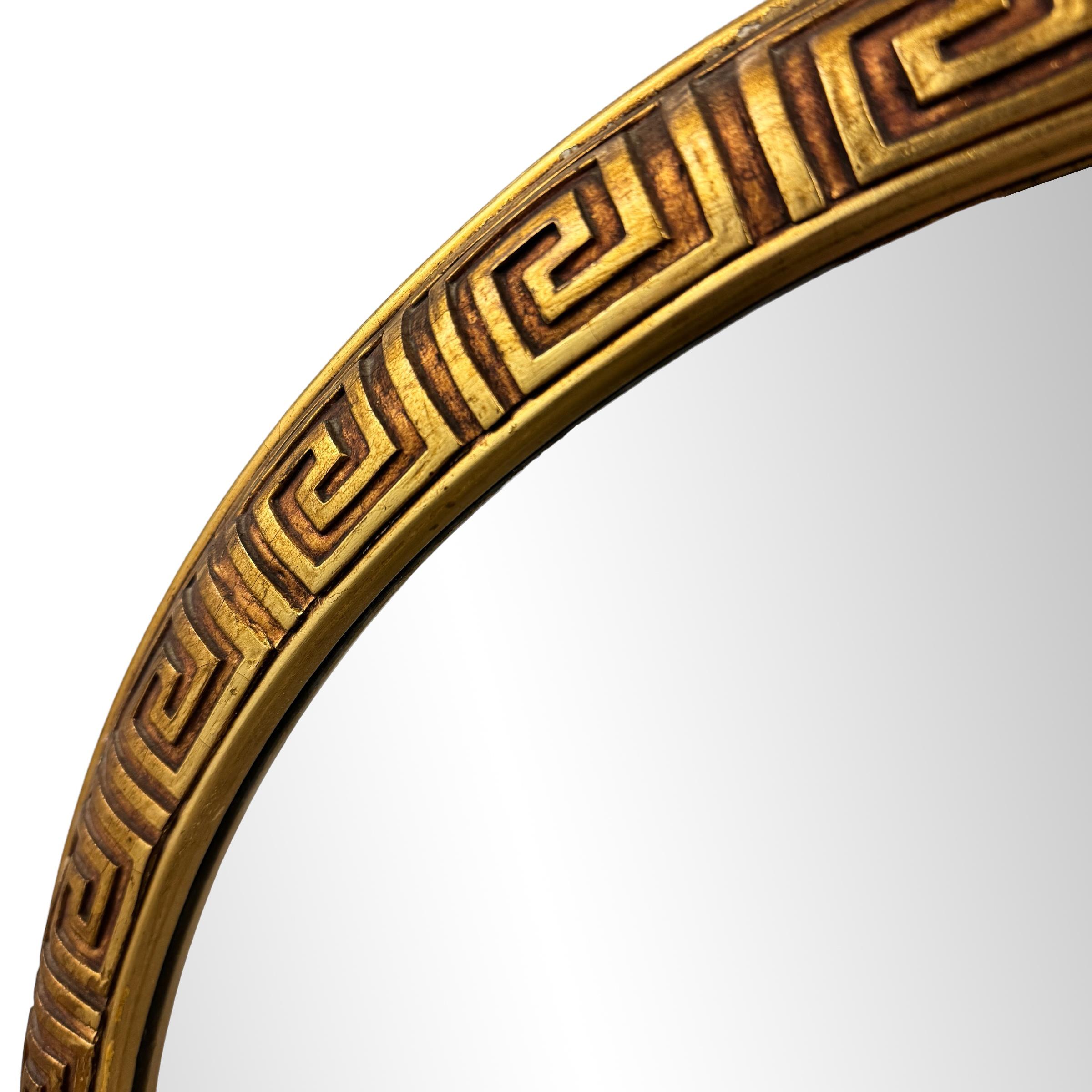 Miroir encadré en bois doré avec clé grecque, milieu du 20e siècle en vente 2