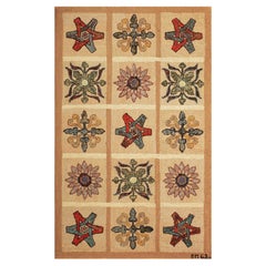 Tapis à capuche américain du milieu du 20e siècle ( 2' 8"" x 4' 2"" - 82 x 127 cm)