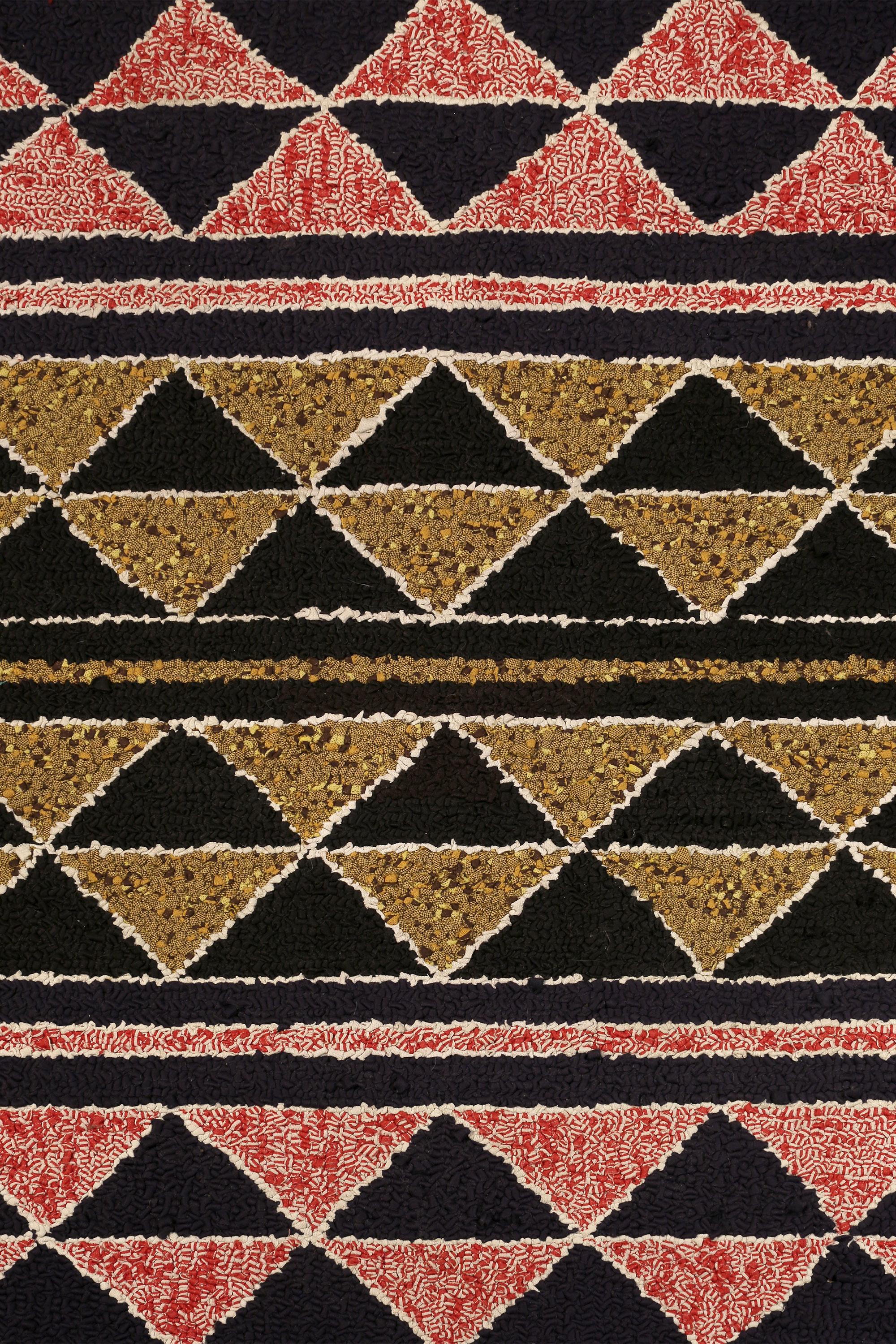 Hand-Woven Mid-20th Century American Hooked Rug with Reciprocating Triangle Motif For Sale