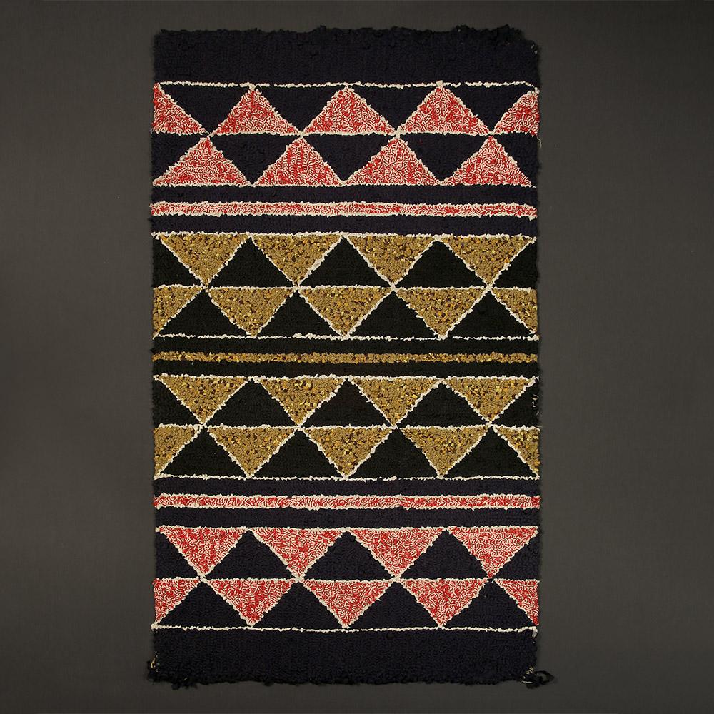 Mid-20th Century American Hooked Rug with Reciprocating Triangle Motif In Good Condition For Sale In Point Richmond, CA