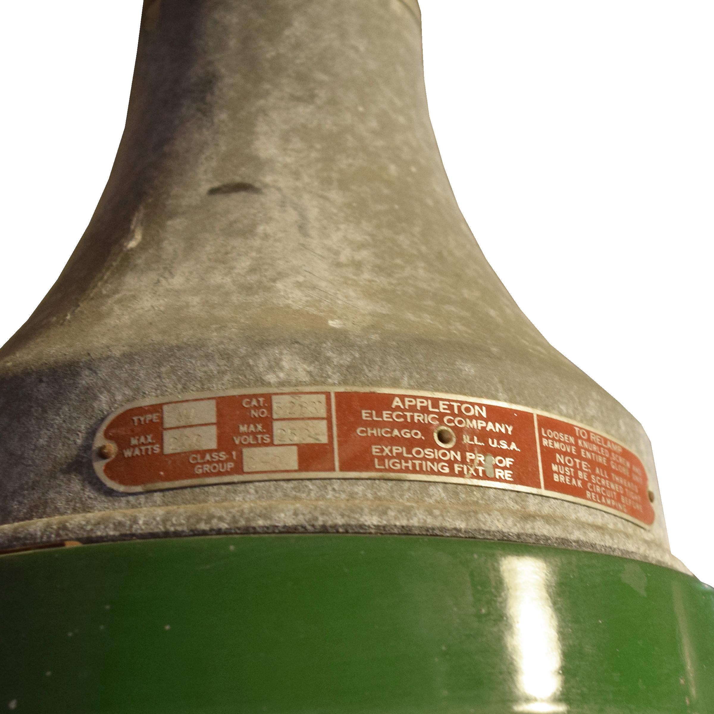 Luminaria industrial americana de mediados del siglo XX con pantalla esmaltada en verde y una jaula que cubre la pantalla de cristal.
Requiere recableado.