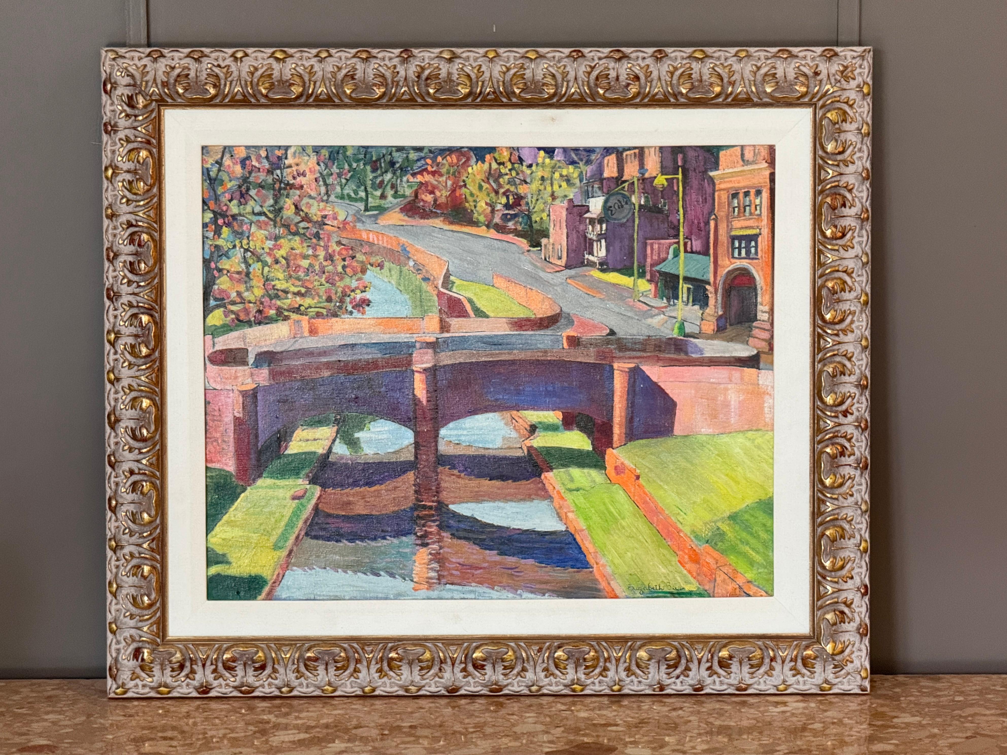 Colorato dipinto a olio della metà del XX secolo che raffigura un ponte sul C&O Canal a Georgetown, D.C. con l'architettura della città circostante e gli argini alberati. Eseguito con un approccio stilizzato e modernista, con linee forti e toni