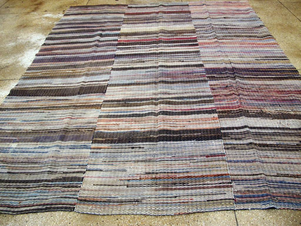Una antigua American Rag Rug hecha a mano a mediados del siglo XX.

Medidas: 8' 10