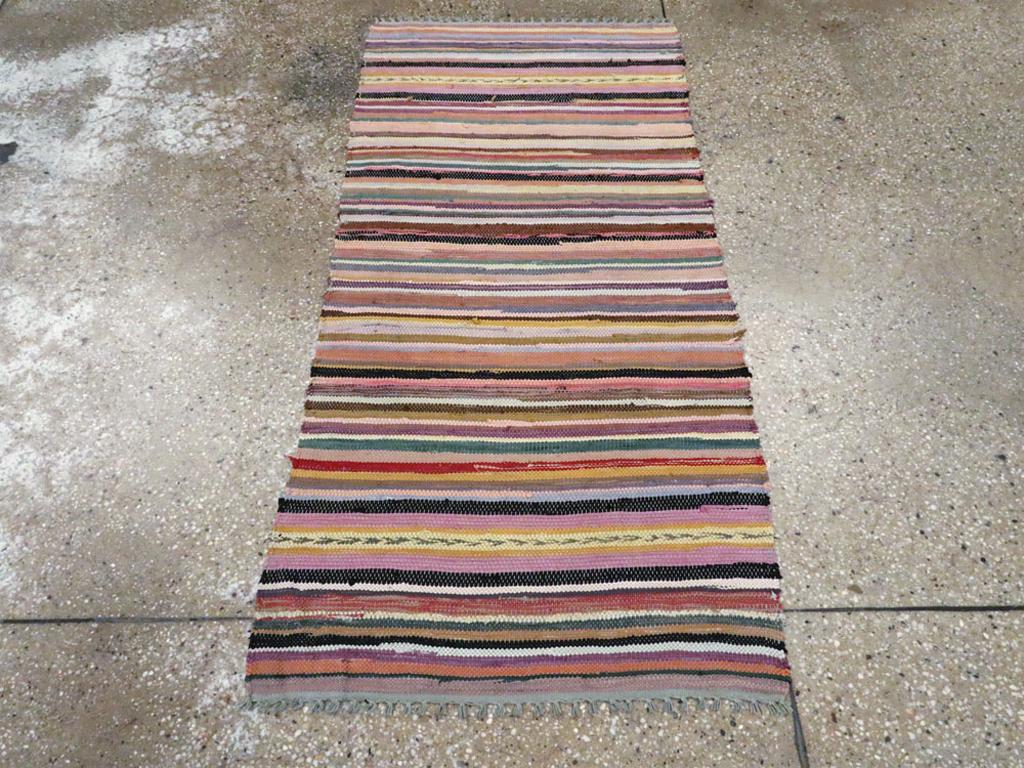 Un tappeto vintage American Rag Rug realizzato a mano nella metà del XX secolo.

Misure: 2' 1