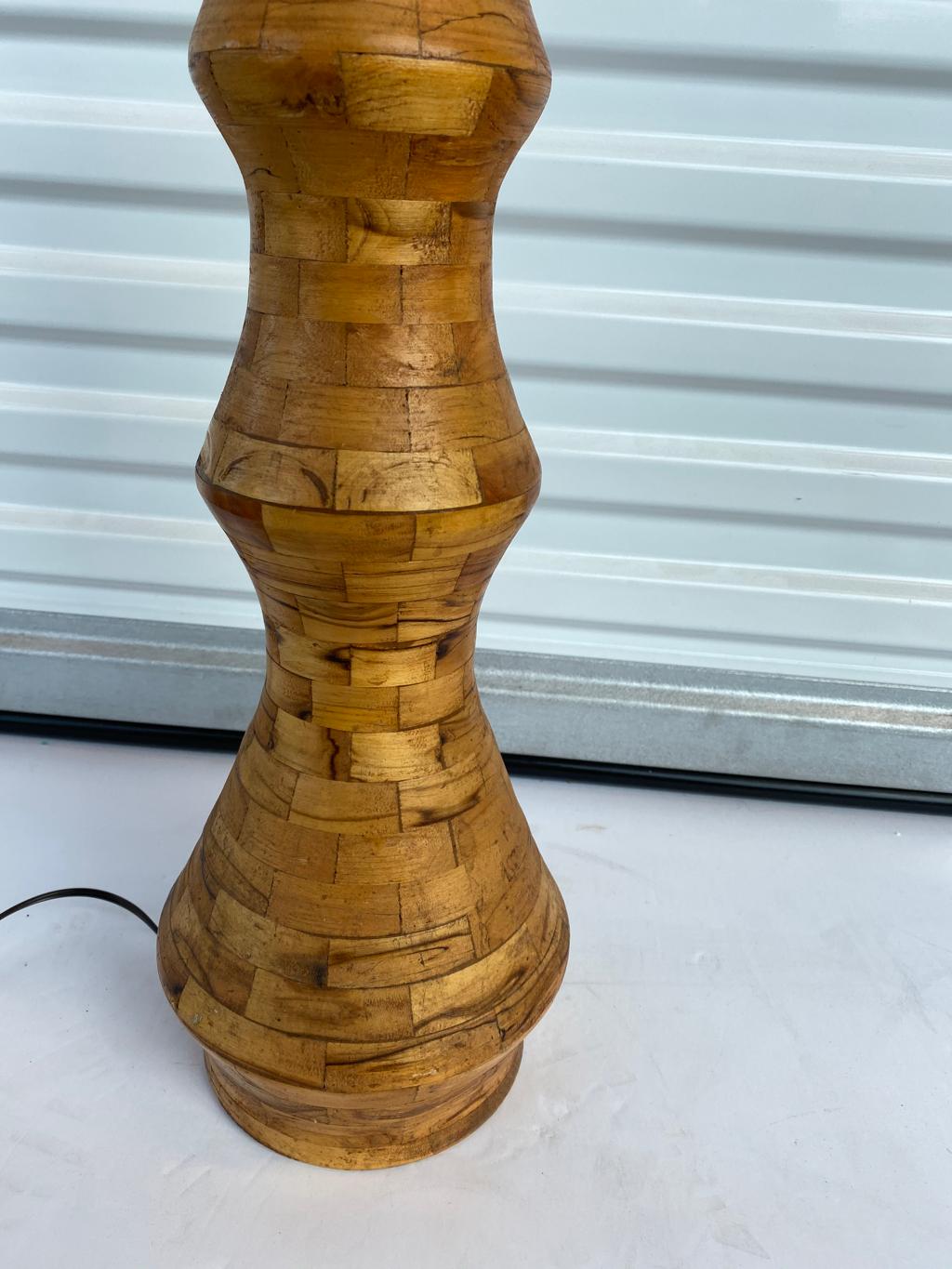 Amerikanische Holzlampe aus der Mitte des 20. Jahrhunderts.