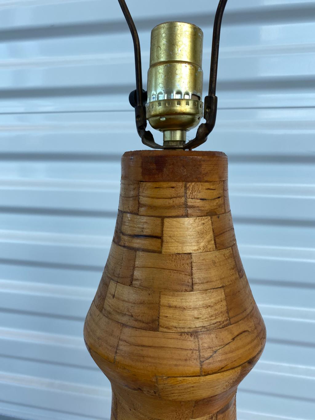 Amerikanische Holzlampe aus der Mitte des 20 (Geschnitzt) im Angebot