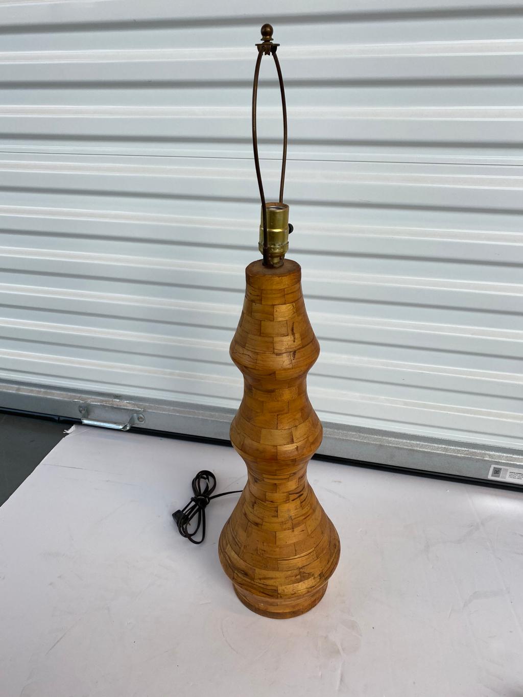 Amerikanische Holzlampe aus der Mitte des 20 (20. Jahrhundert) im Angebot