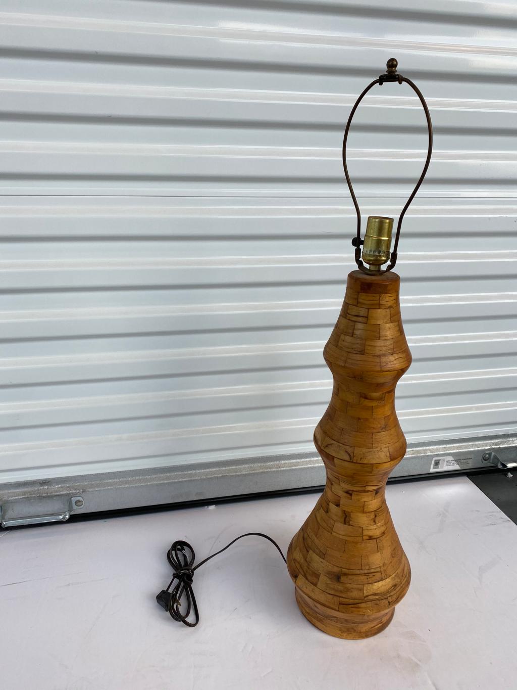 Bois Lampe en bois américaine du milieu du 20e siècle en vente