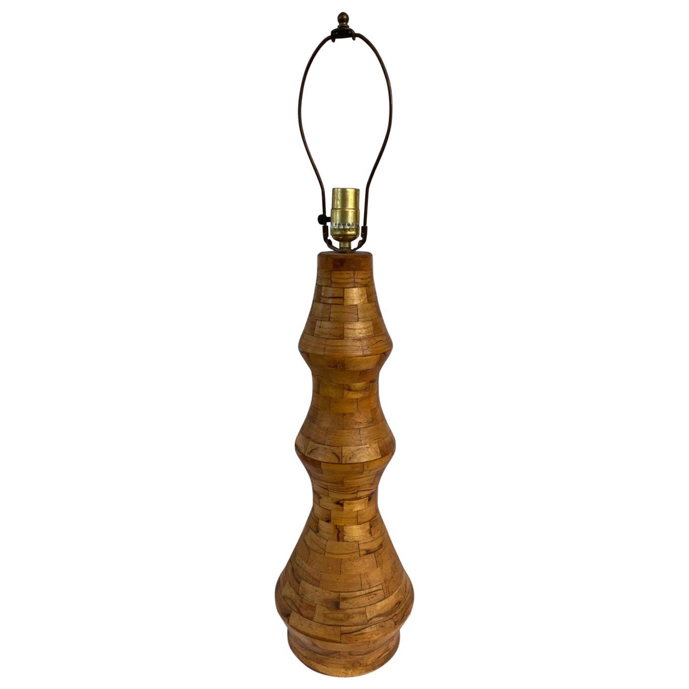 Lampe en bois américaine du milieu du 20e siècle en vente