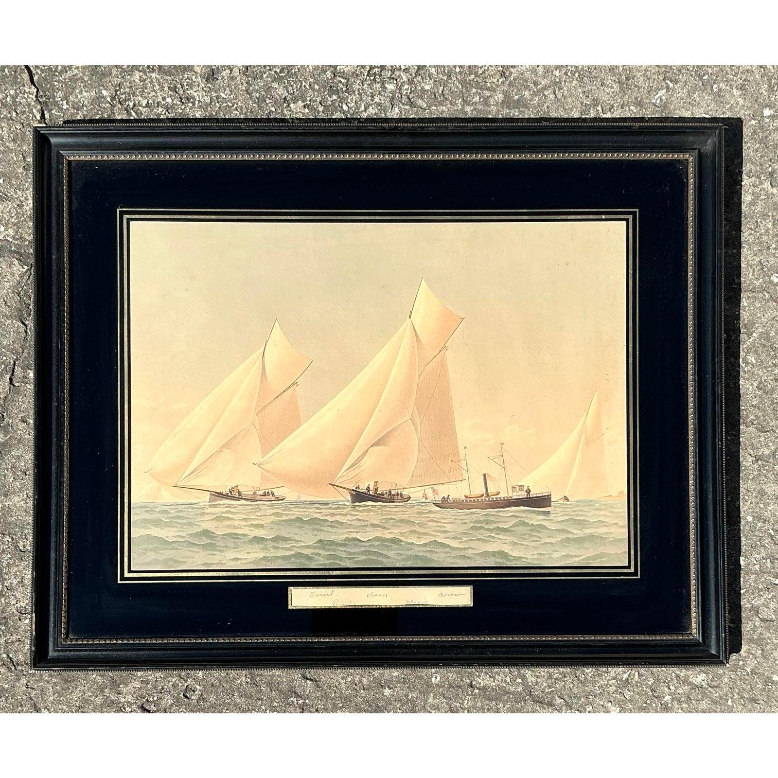 Cette impression vintage exquise capture l'élégance palpitante des courses de yachts de l'America's Cup, un hommage intemporel à l'histoire maritime. Représentant une flotte de voiliers majestueux glissant sur les vagues, l'œuvre est encadrée dans
