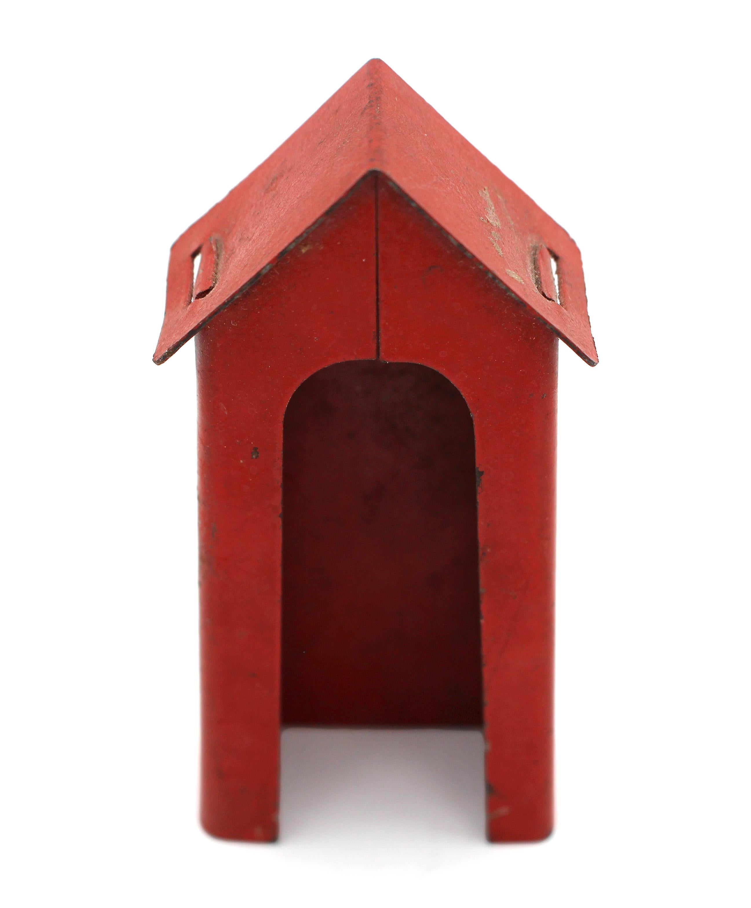 Mid-20th century and earlier group of lead figures, English. Includes: Britain's Yeoman Warder (Beefeater), bugler, miniature soldier & a Queen's (at the time) Guard (now a King's Guard) with tole guard house.
Sentry box: 3 1/8